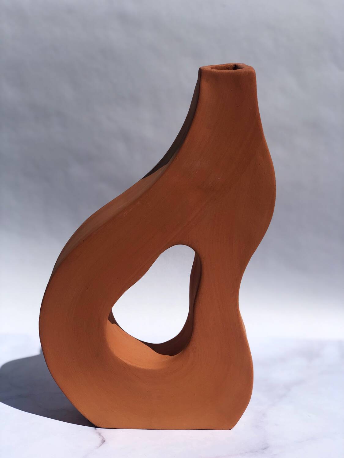 Vase plat en faïence rouge fait main artisanale creatrice
