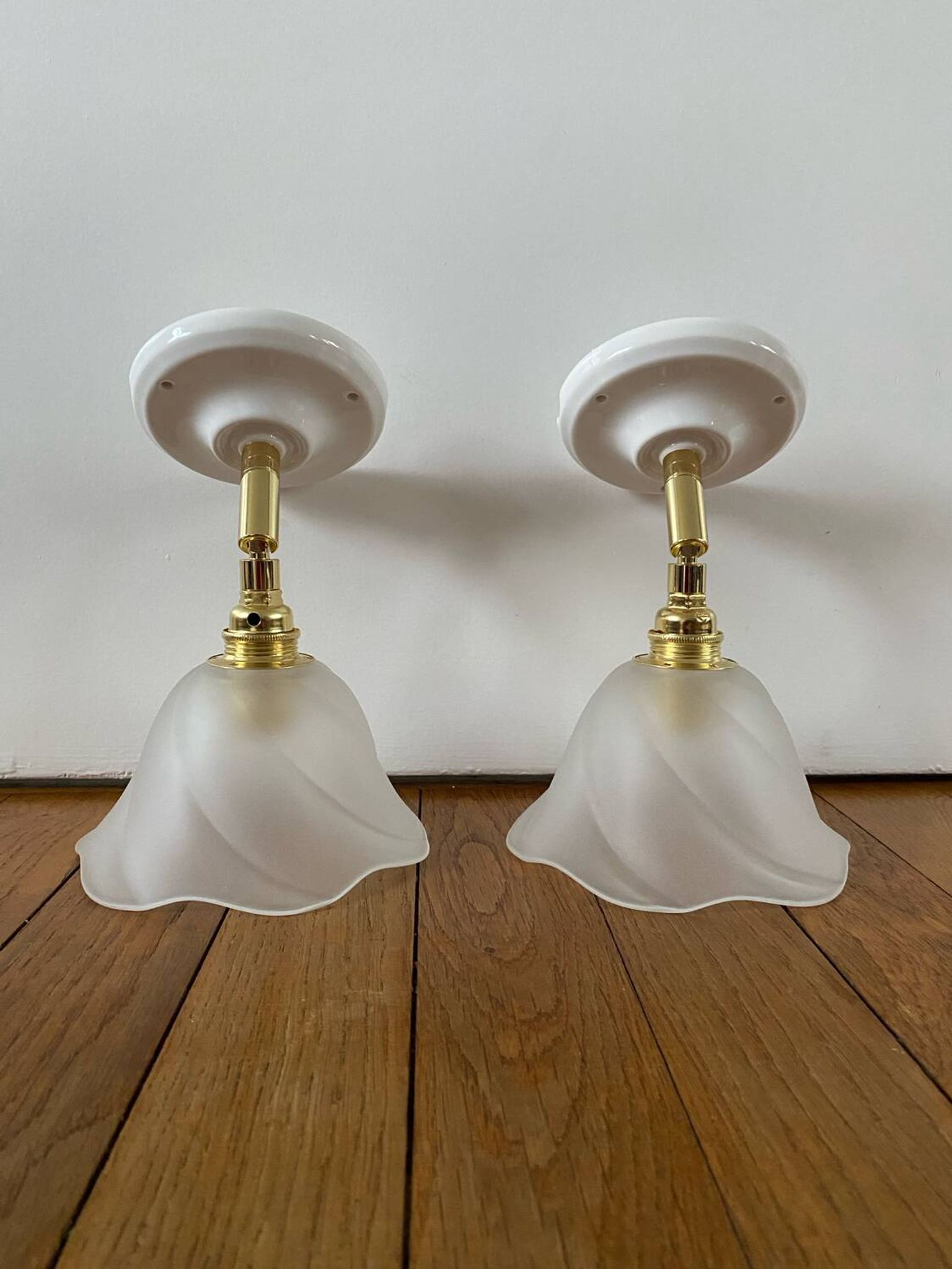 Paire d’appliques murales avec globes vintage
