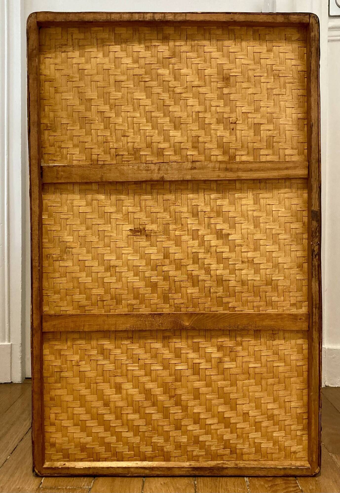 Beautiful vintage Chinese trunk in wicker, black and gold lacquered wood, and brass.