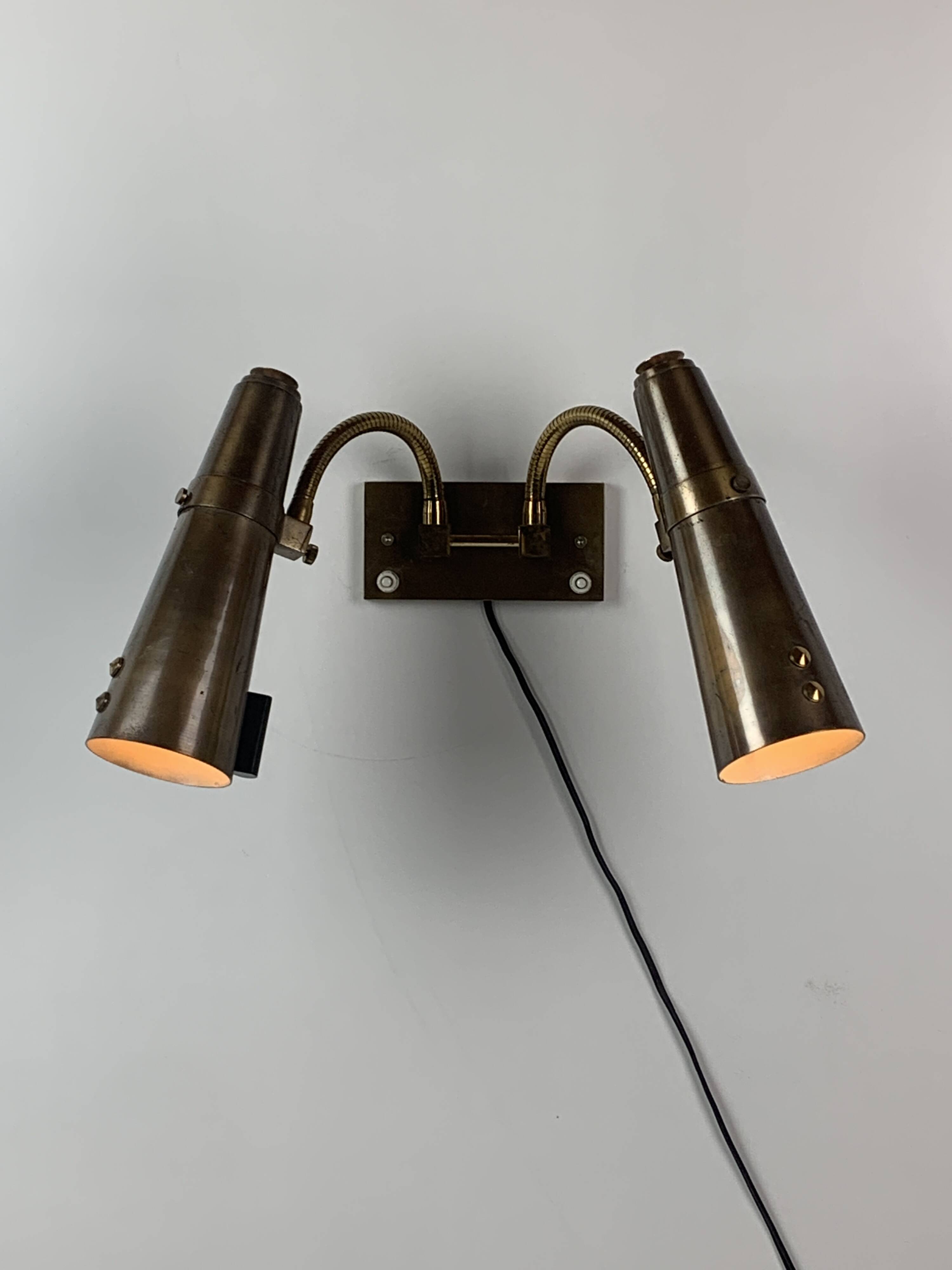 Appliques col de cygne orientables à double diabolo en laiton patiné, années 1950