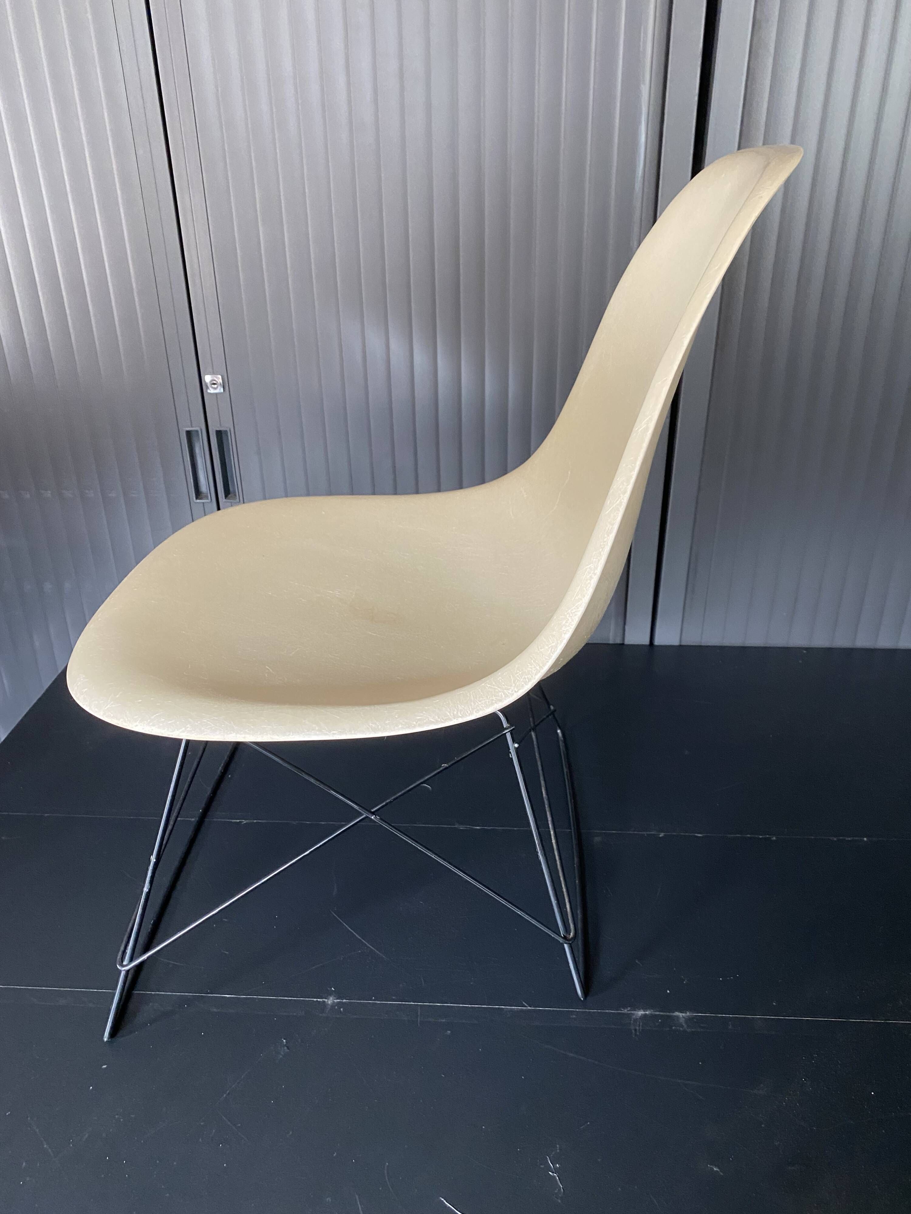 Eames lounge chair white fibre parchment base cat’s cradle Herman Miller