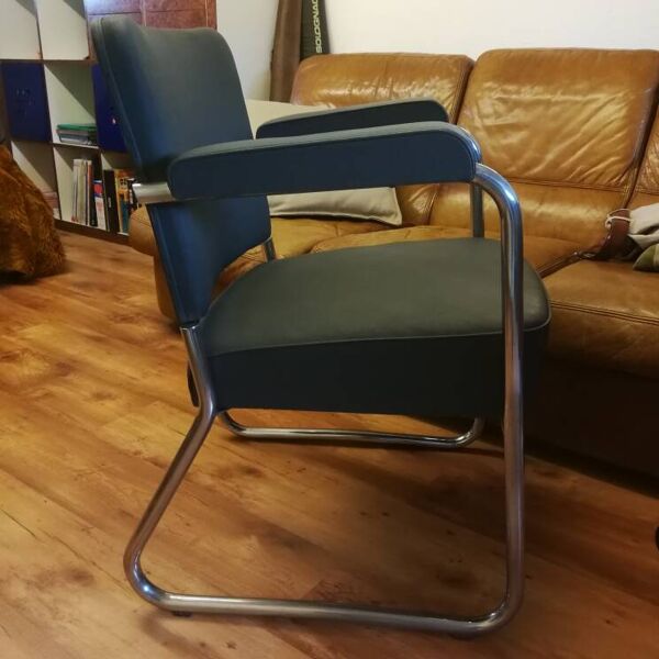 fauteuil Roneo modèle Nori skaï gris tubes chromés très bon état général