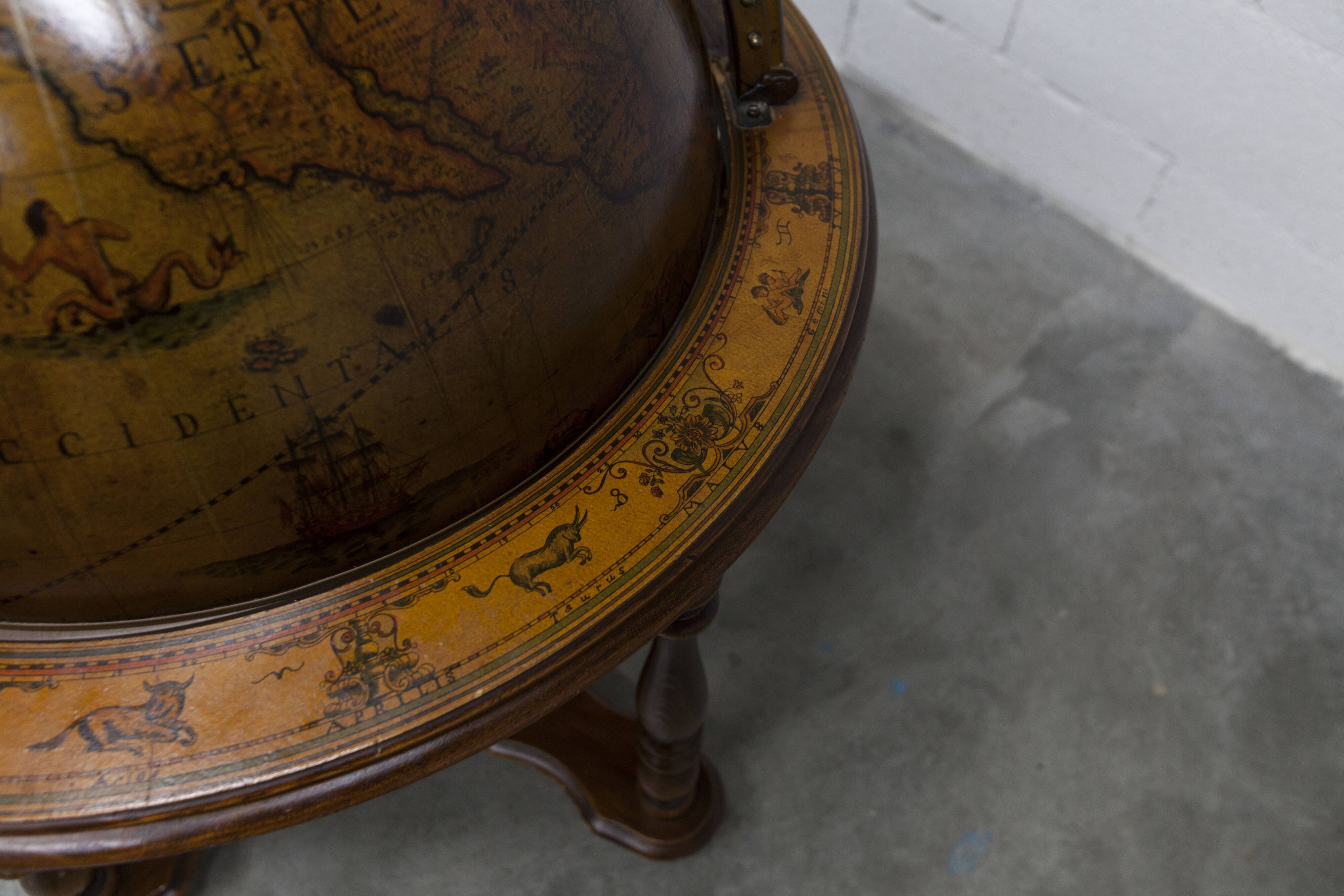 Bar globe maps rolling world
