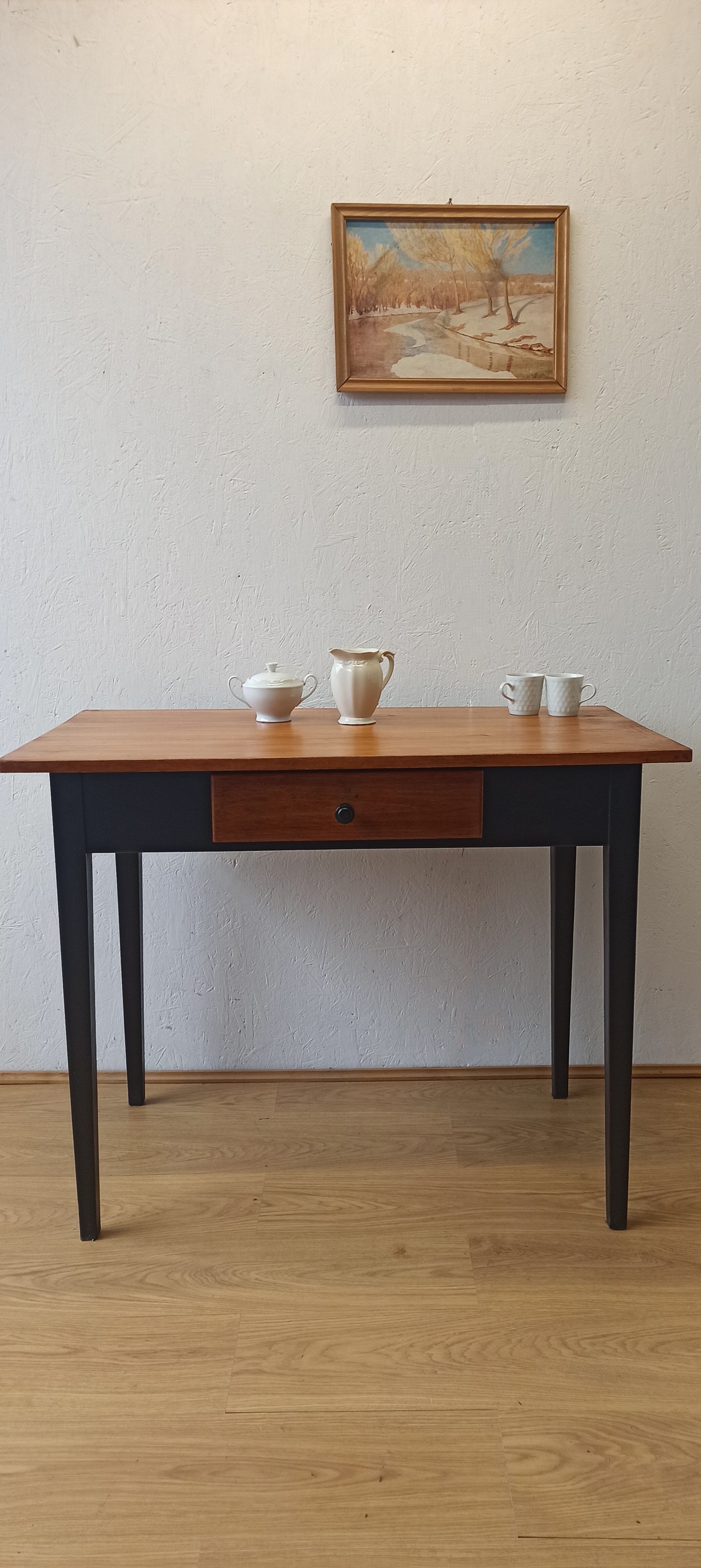 Minimalist kitchen table