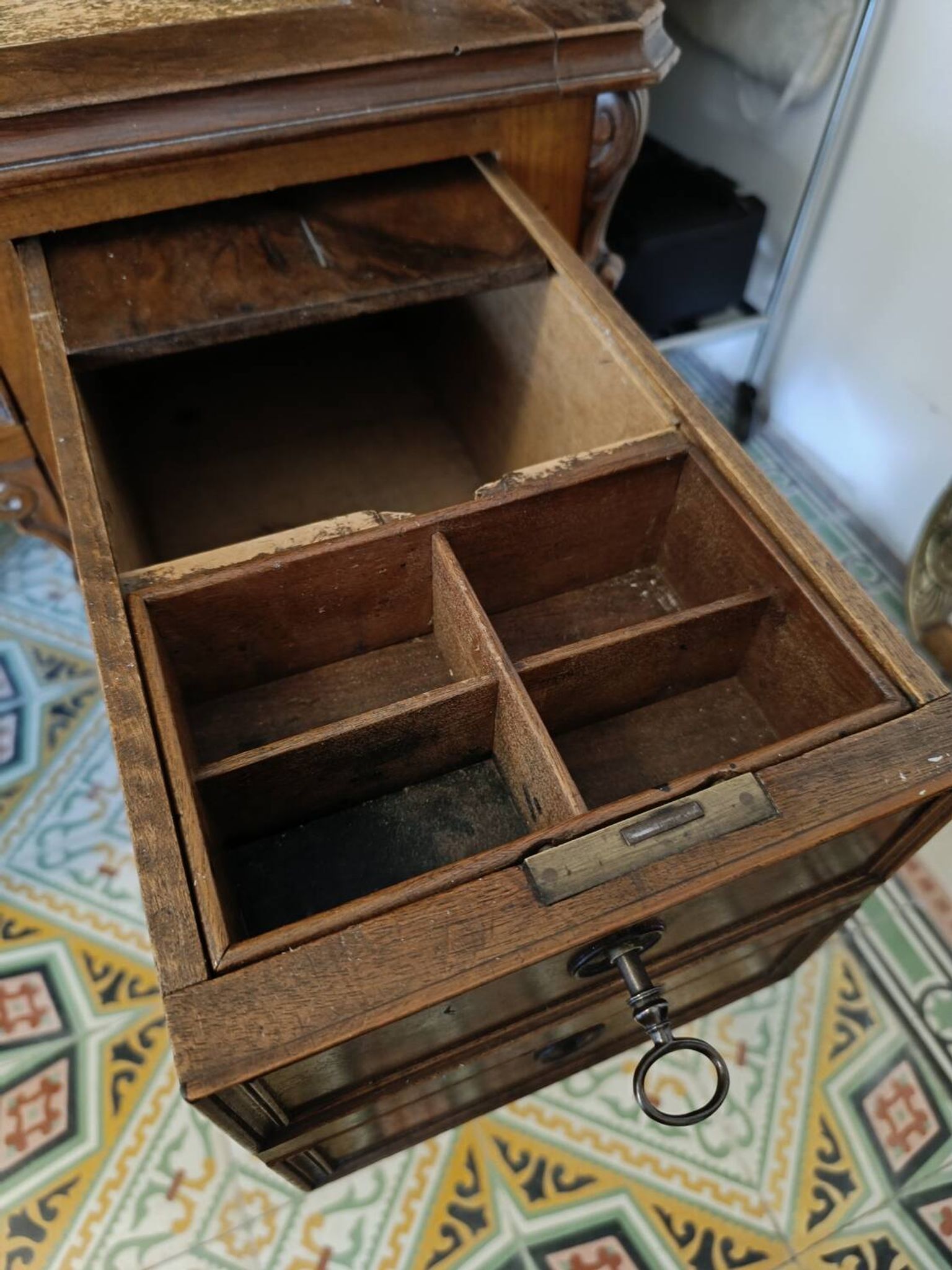 Display cabinet bookshelf