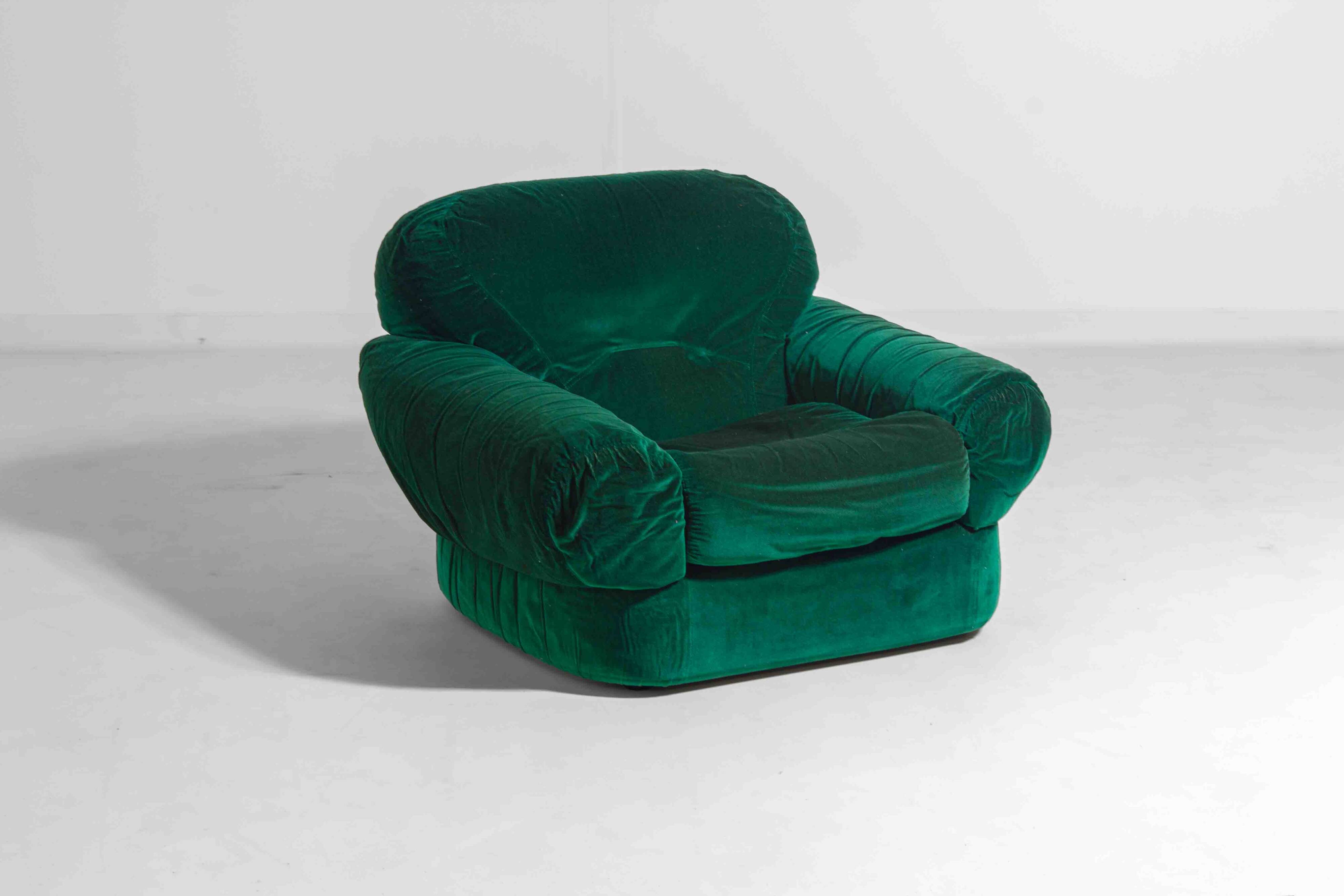 Paire de fauteuils de salon en velours vert, Italie, années 1970