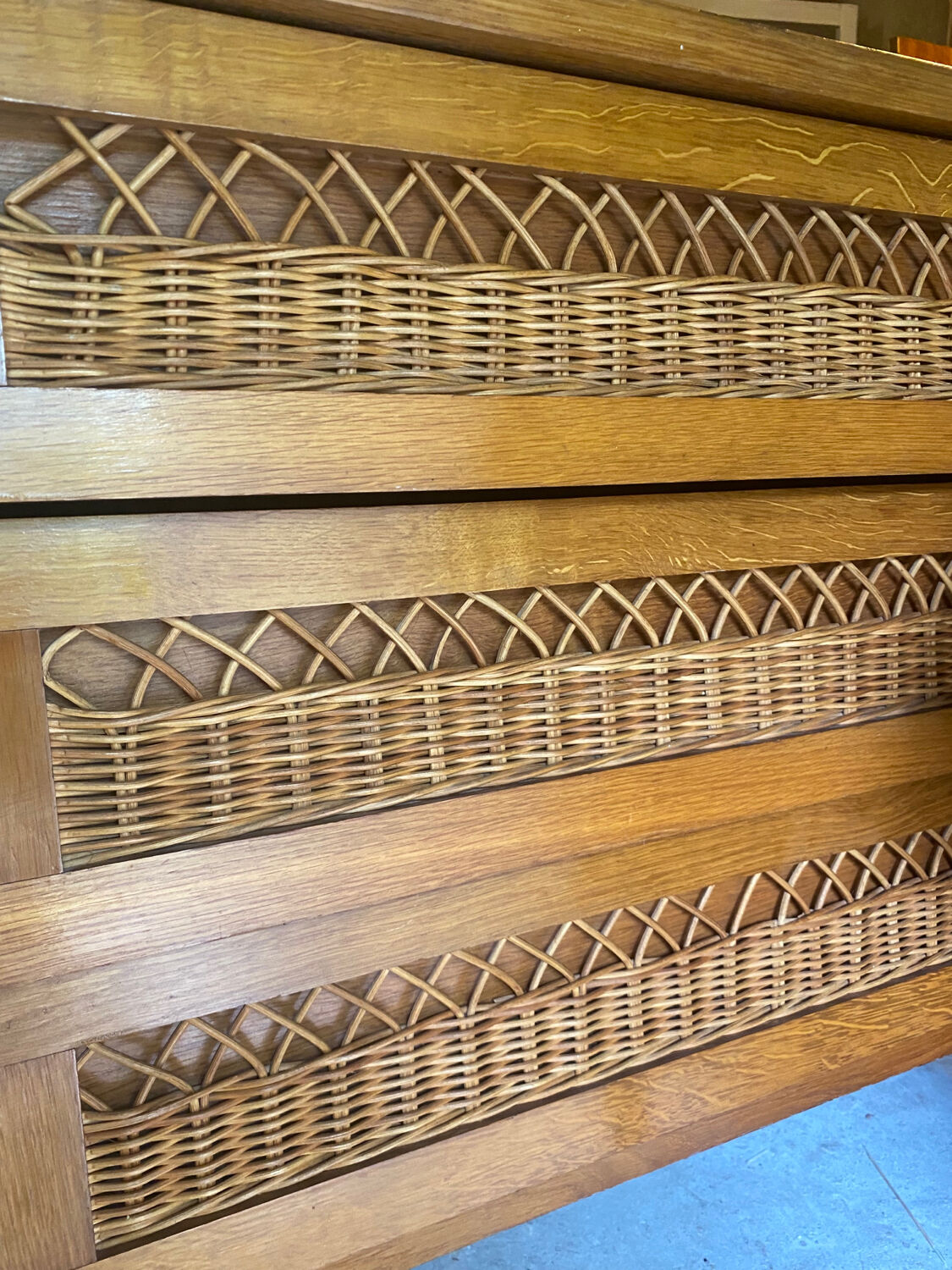 Commode en rotin vintage pied compas