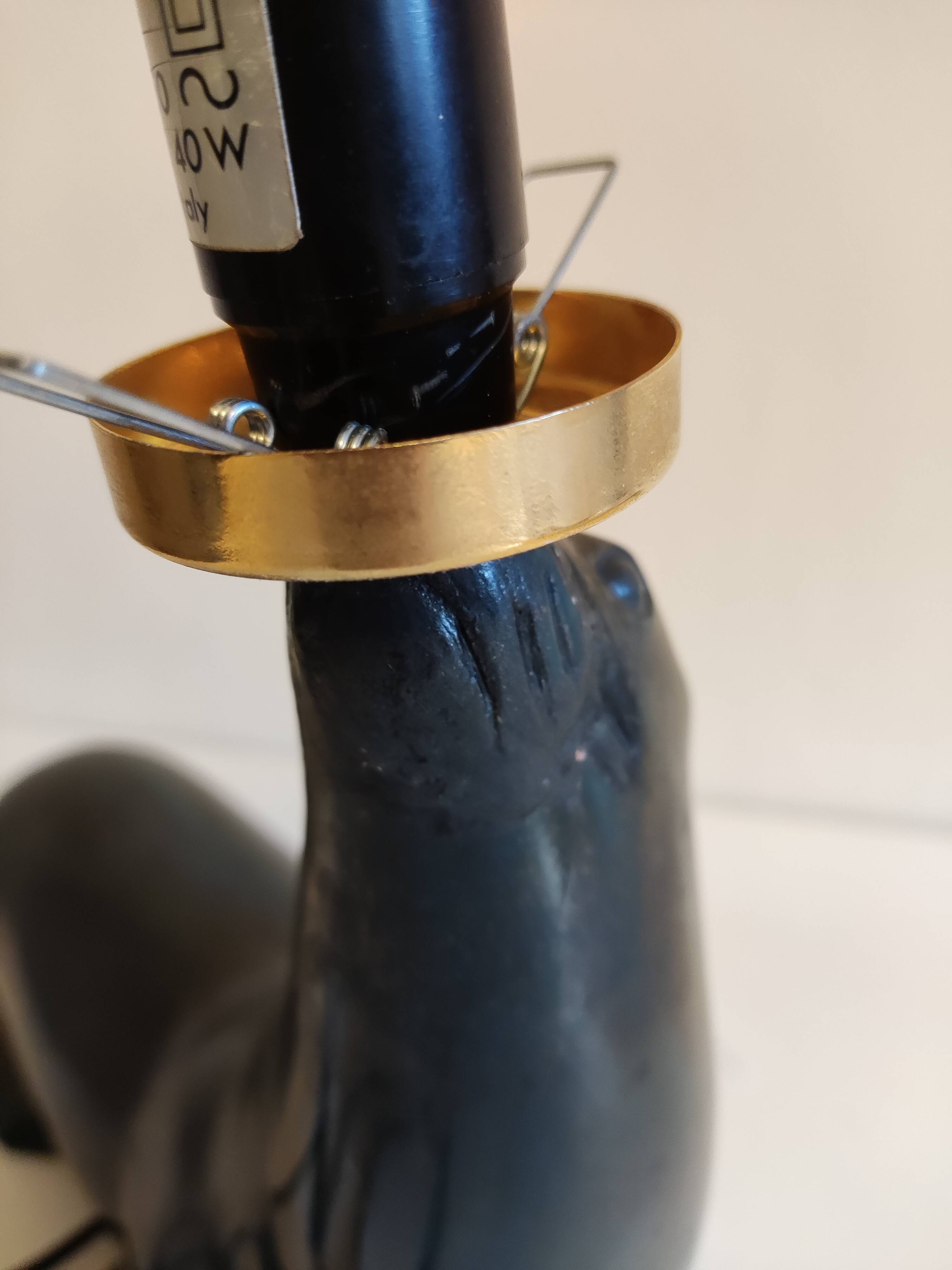 Lampe otarie noire irisée bleue en terre cuite