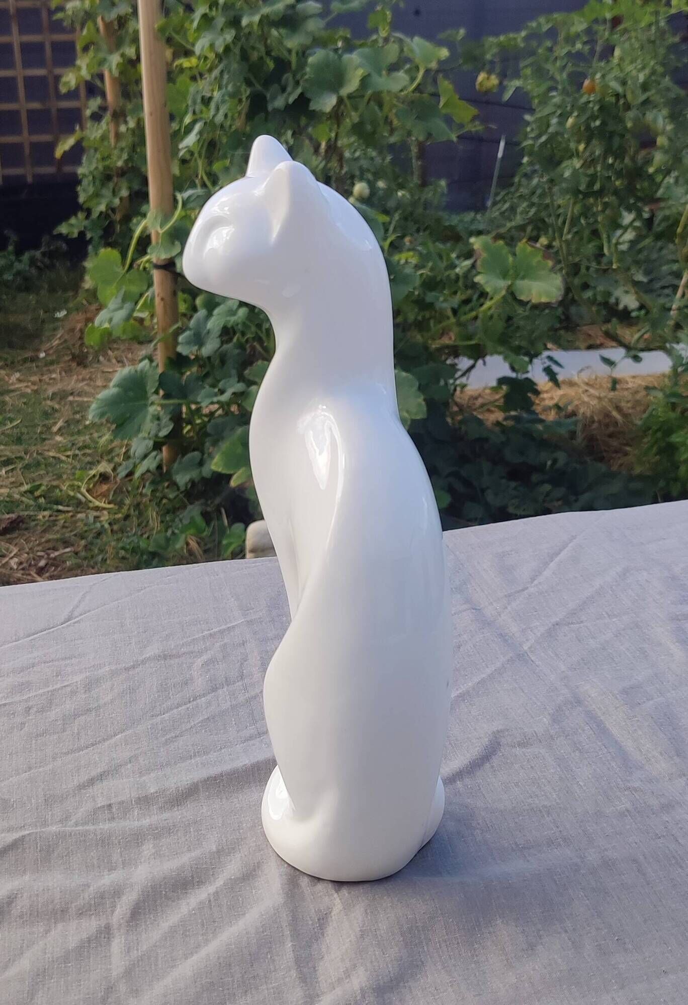 Statuette chat stylisé en céramique blanche