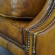 Fauteuil confortable de style anglais en cuir jaune de grande taille avec une finition soignée et des clous décoratifs