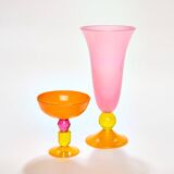 Vase à pieds hauts en rose vif