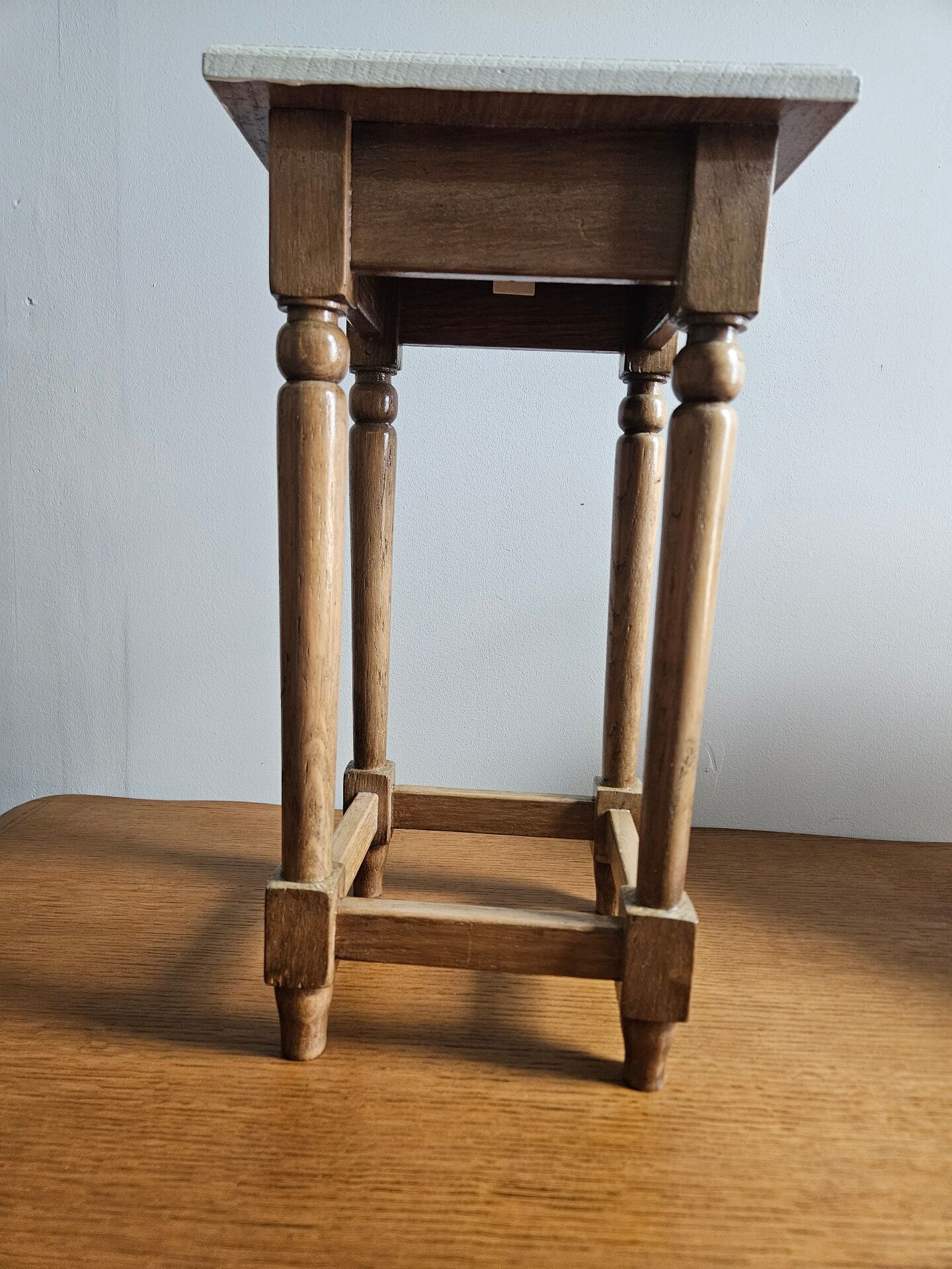 Tabouret ancien en bois brut et blanc cassé