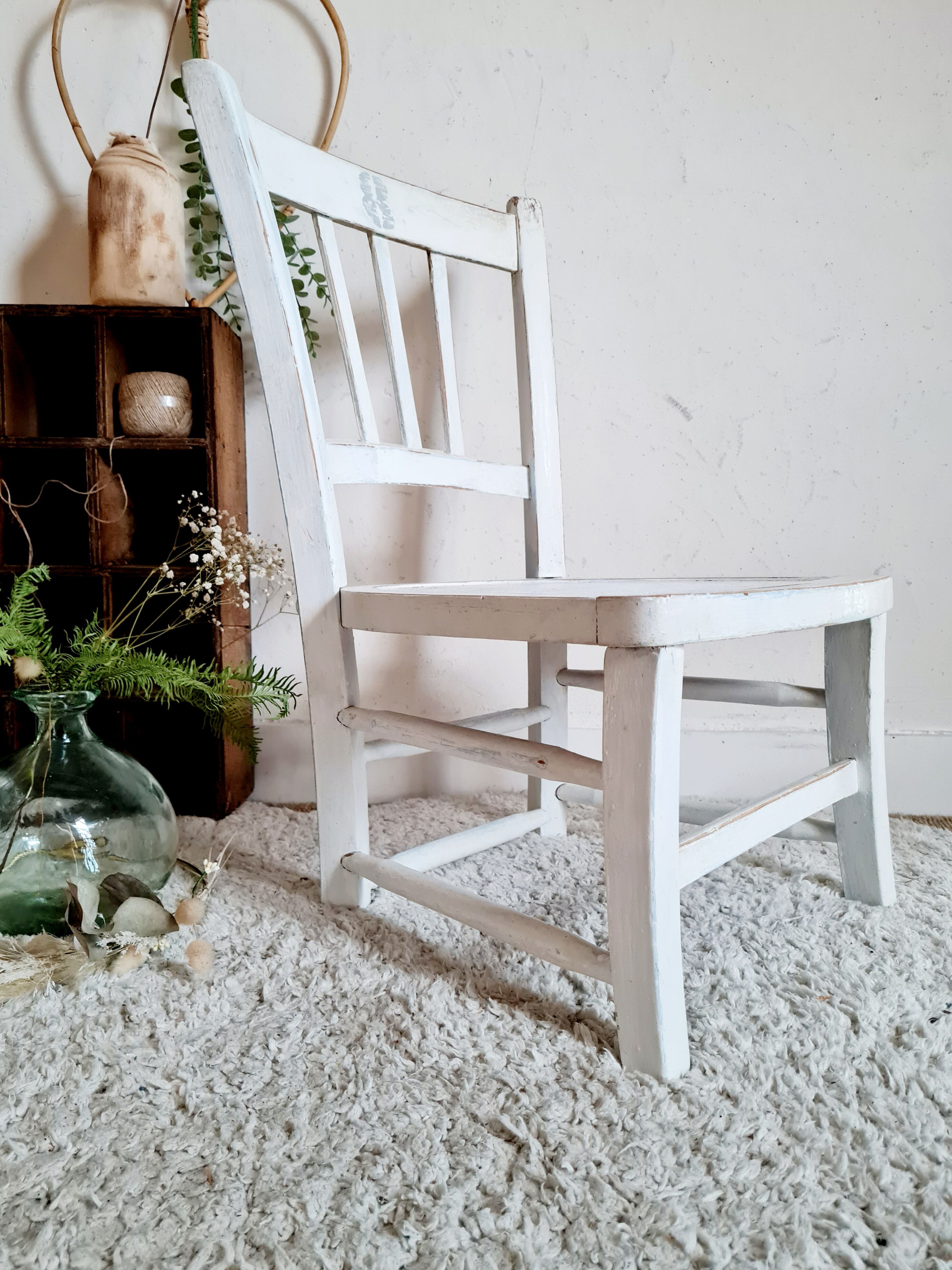 Chaise bistrot en bois ancienne patine blanche