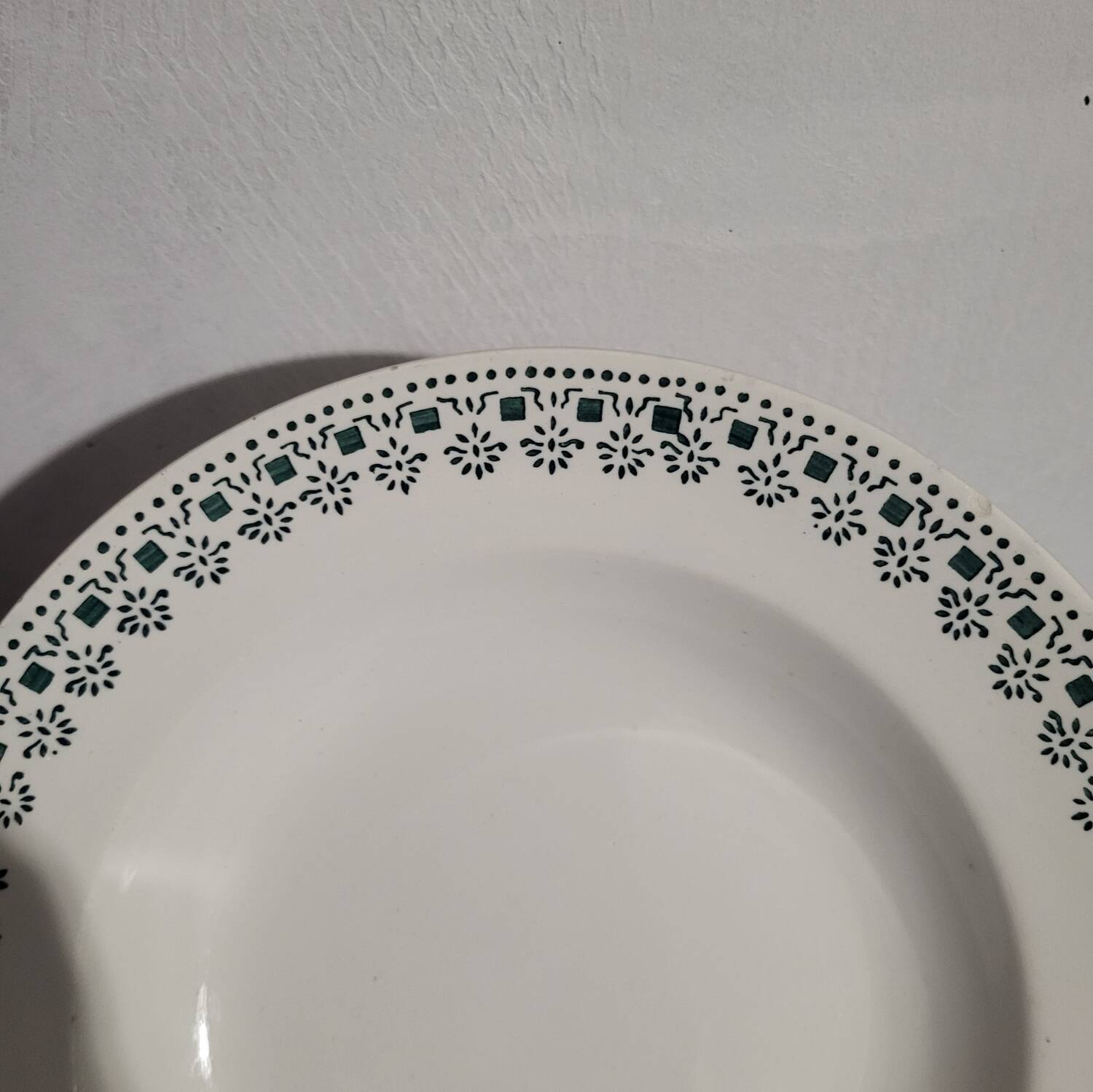 Vintage Sarreguemines Ypres soup/decorative plate in excellent condition