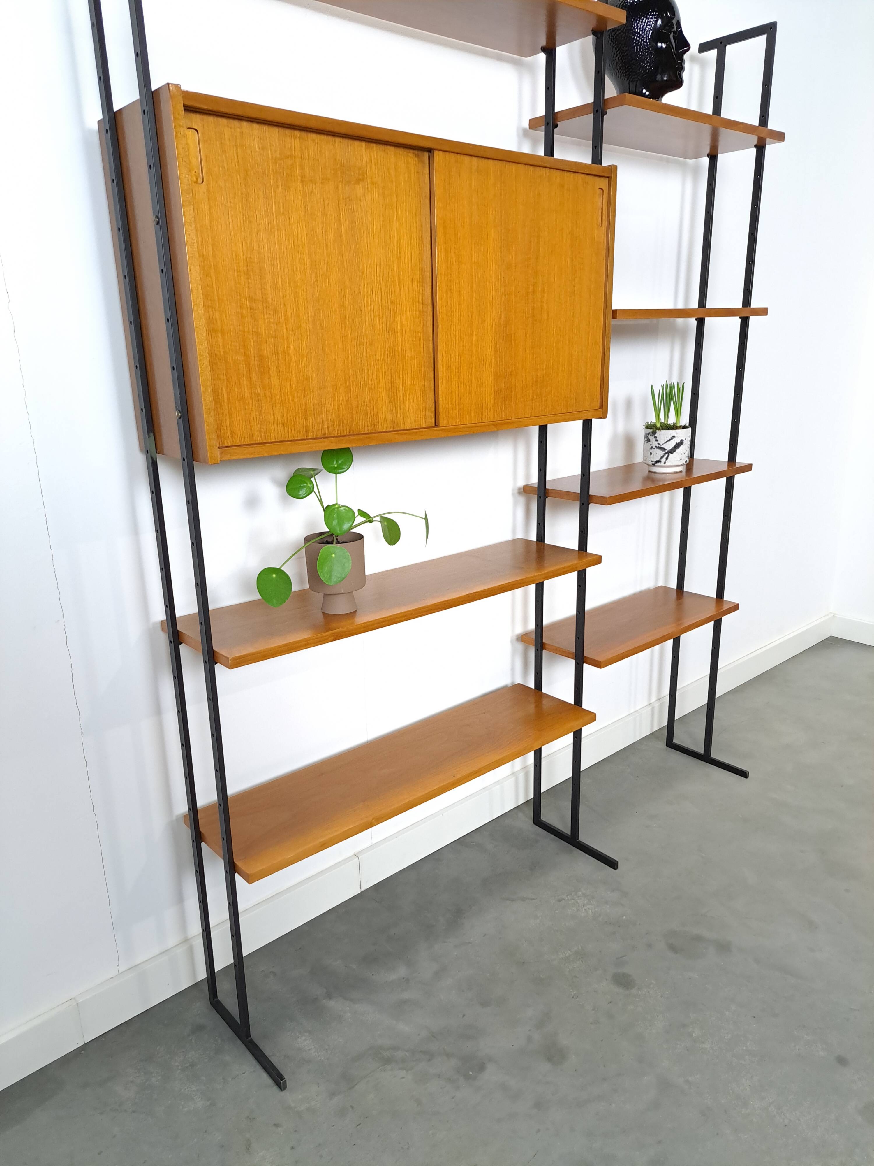 Modulair Omnia wandsysteem, Hilker, teak en zwart staal met legplanken