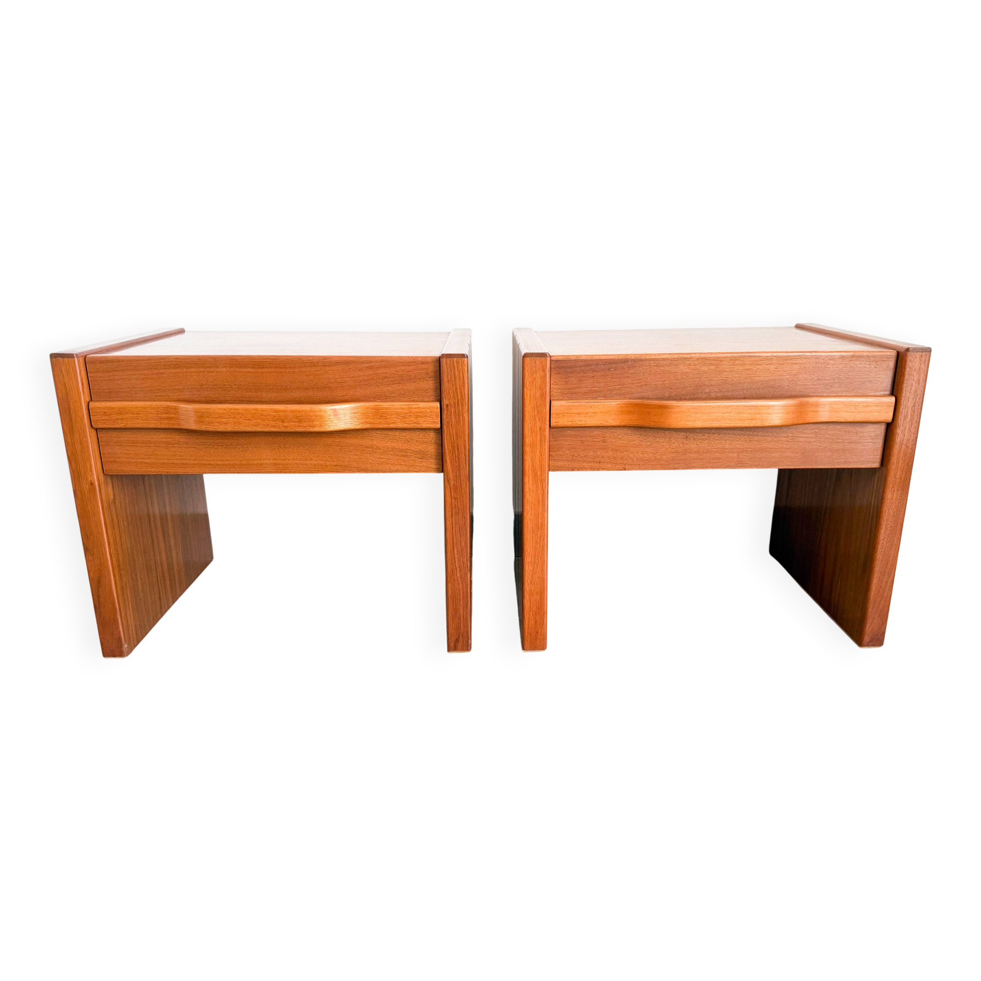 Pair of elm bedside tables dlg Maison Regain, circa 1980'