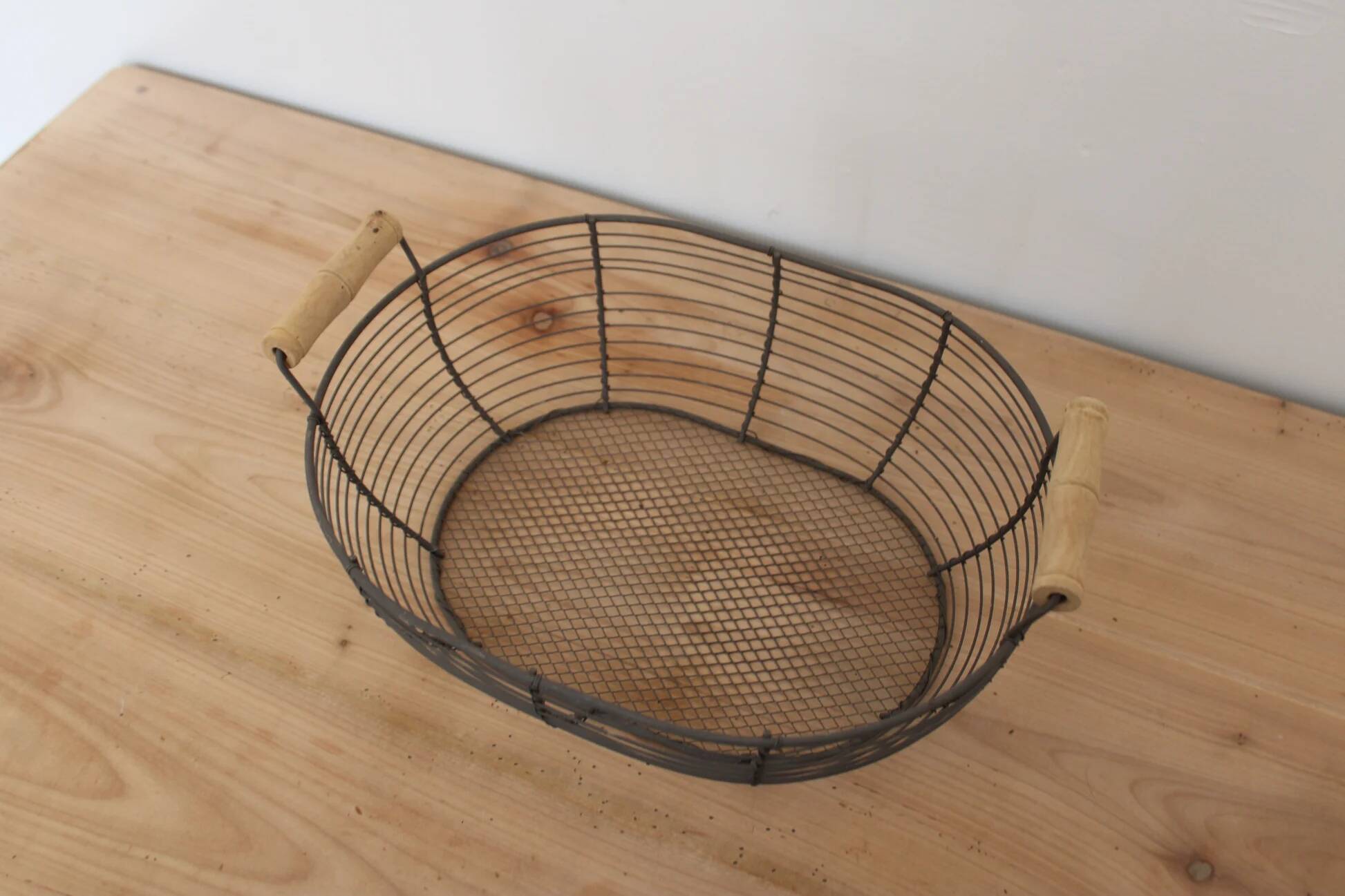 Oval metal basket with wooden handles – Country style