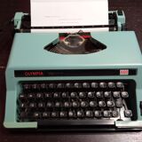 Machine à écrire Olympia Standard bleue pastel vintage