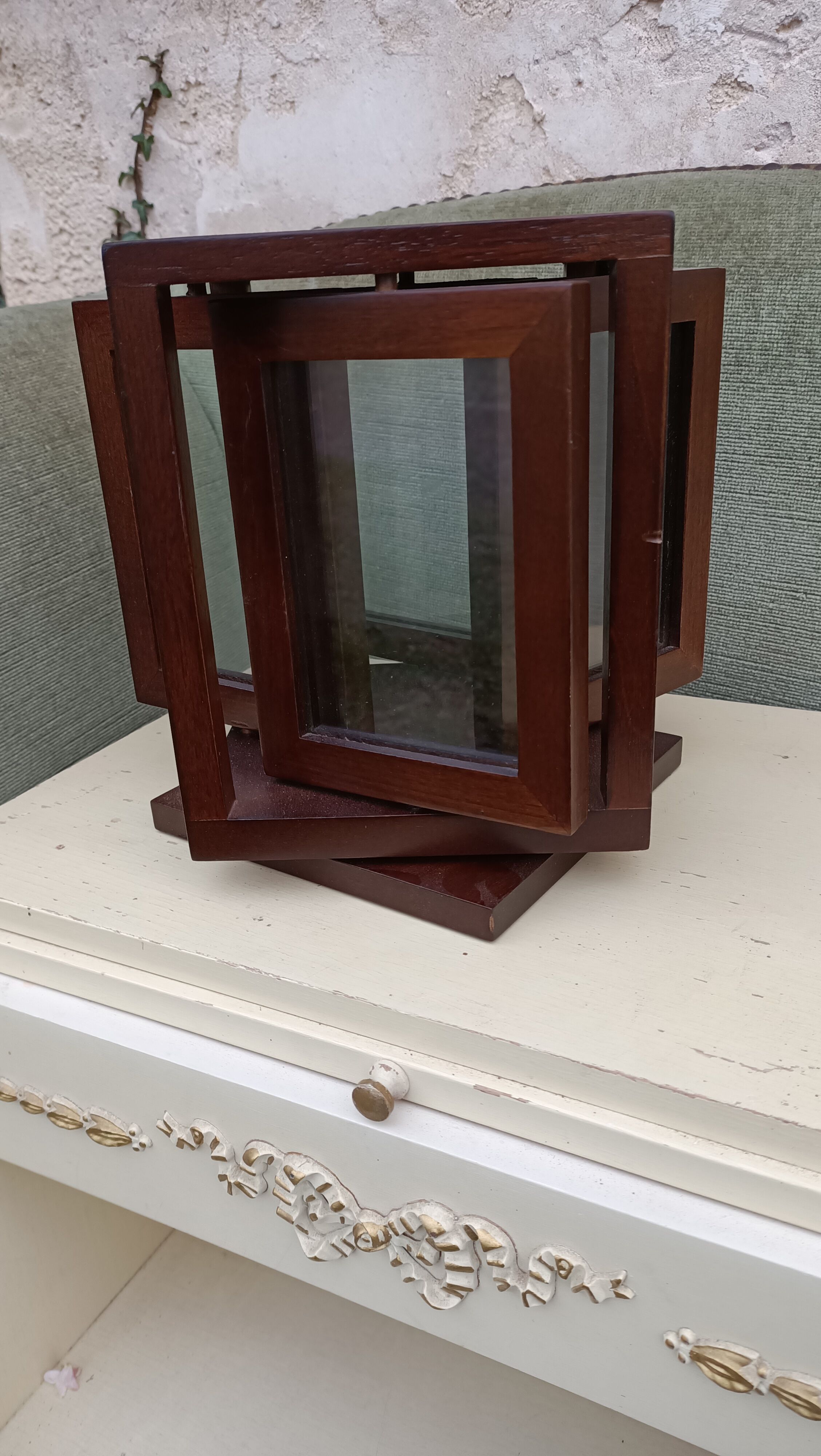 Display swivel photo frames