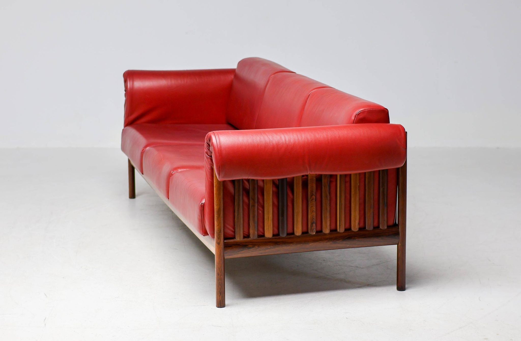 Johannes Andersen modern mid-century Danish canapé in rosewood and burgundy leather