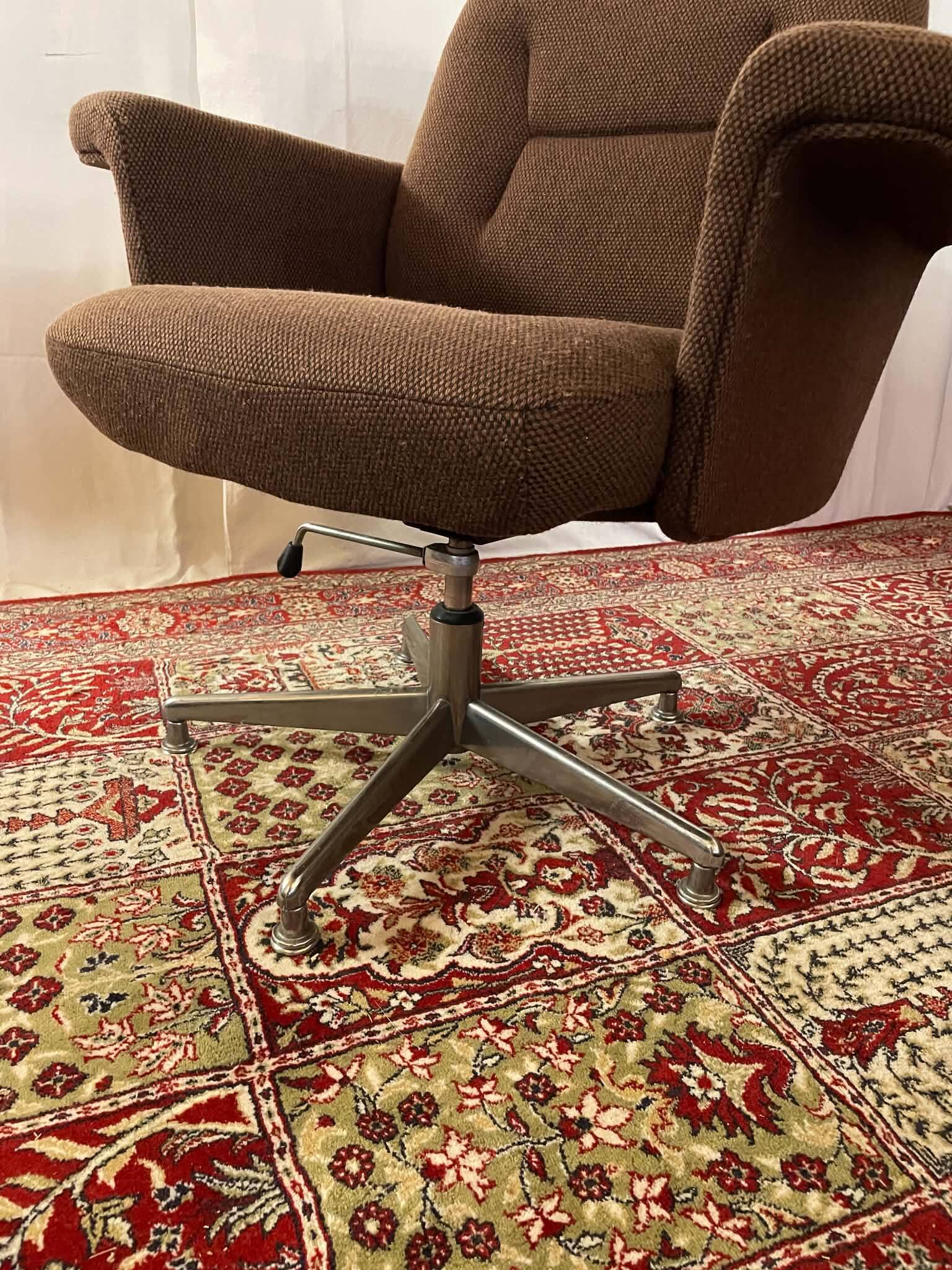 1970s swivel chair in tweed and chrome – 7 available