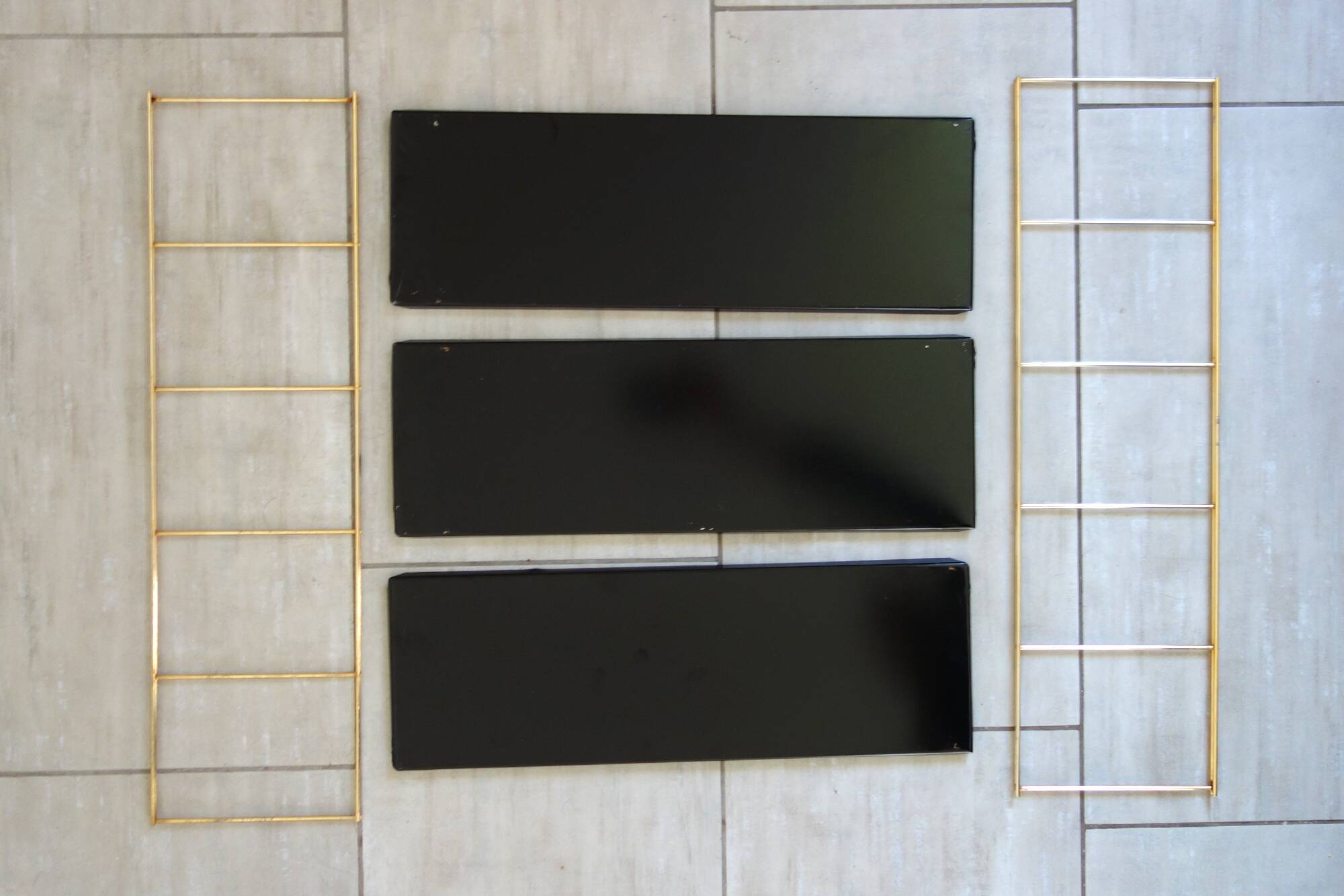 Modular string wall shelf in golden brass and black metal, 50s/60s
