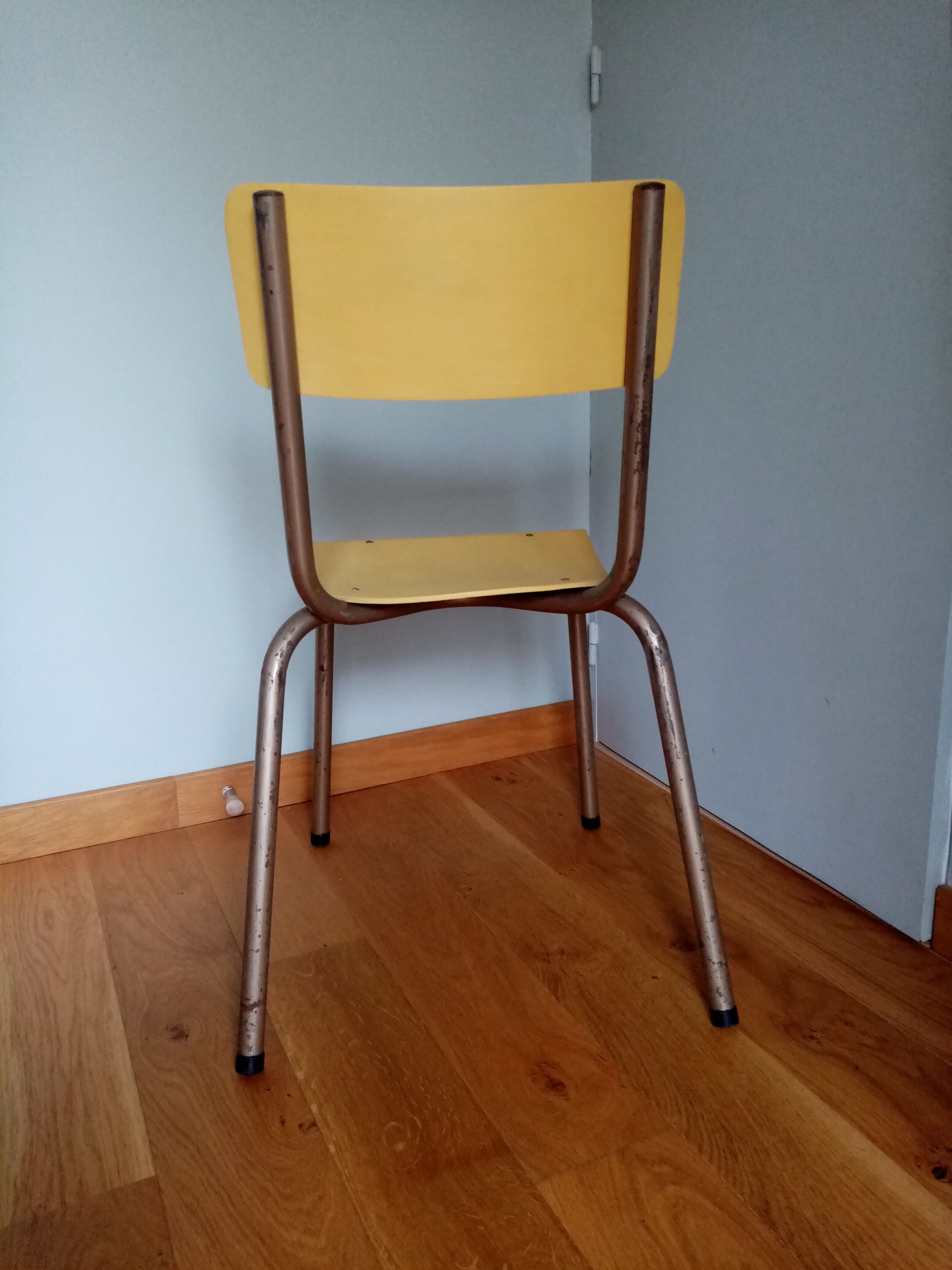 Chaise d'école adulte revisitée en jaune