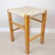 Tabouret bas vintage en bois avec jonc de mer