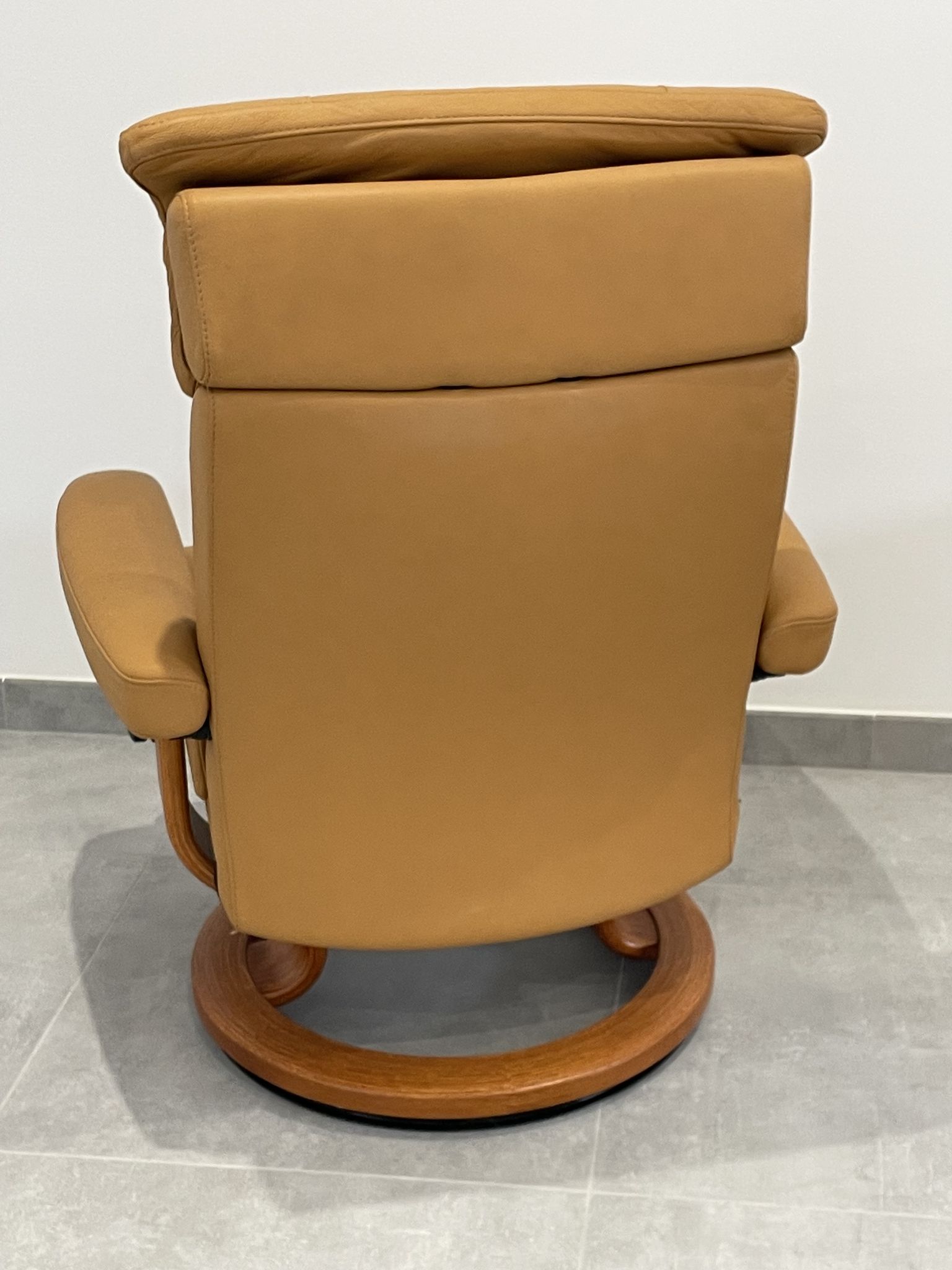 Ekornes chaise longue armchair in Norwegian Scandinavian leather, Chamois