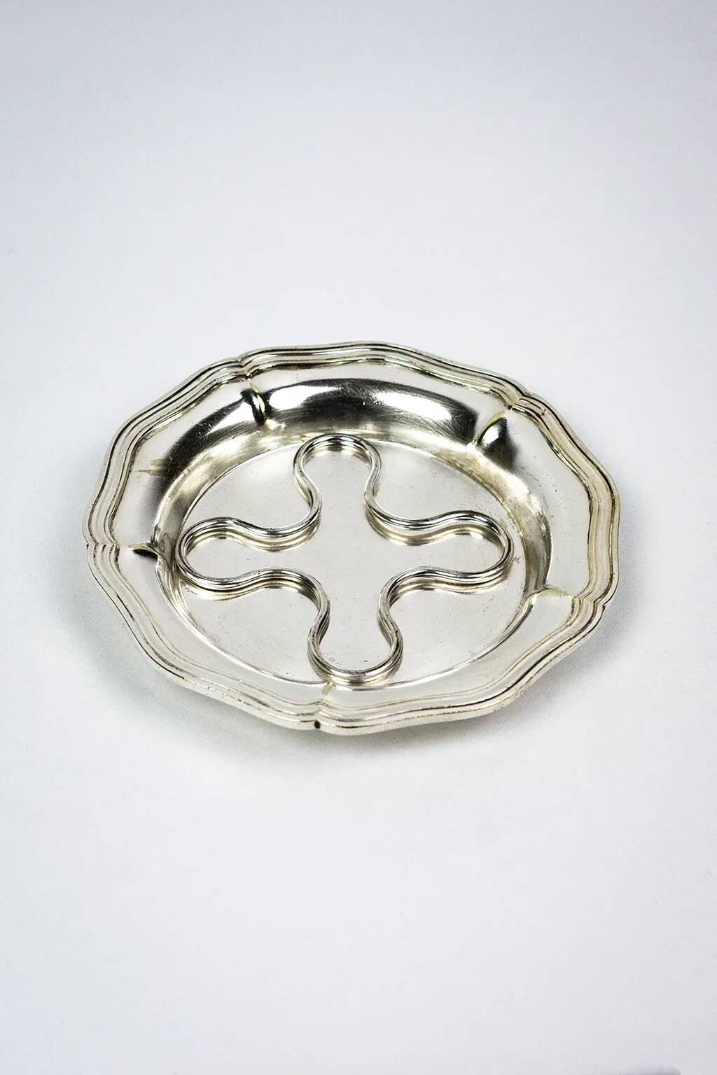 Christofle silver-plated bottle coaster, with ribbed edges, 19th century.