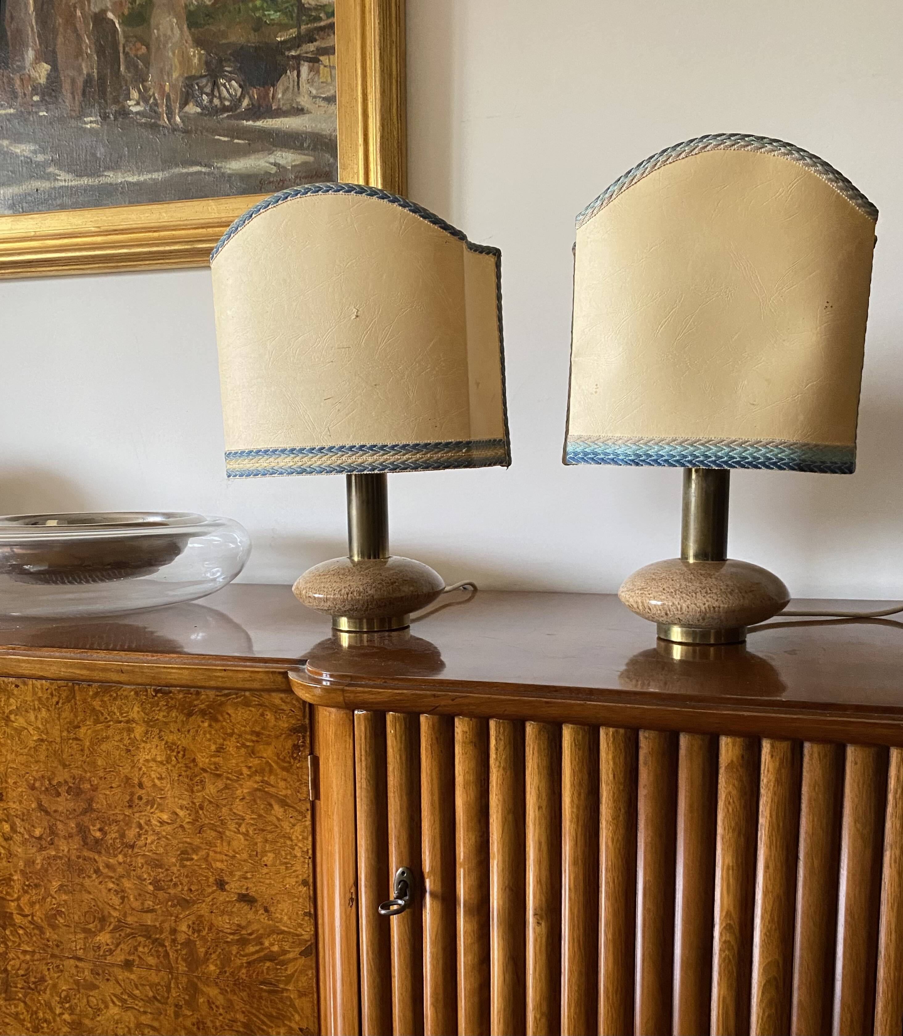 Ensemble de 2 pieds de lampes de table Hollywood Regency en granit rose et laiton, Italie 1970