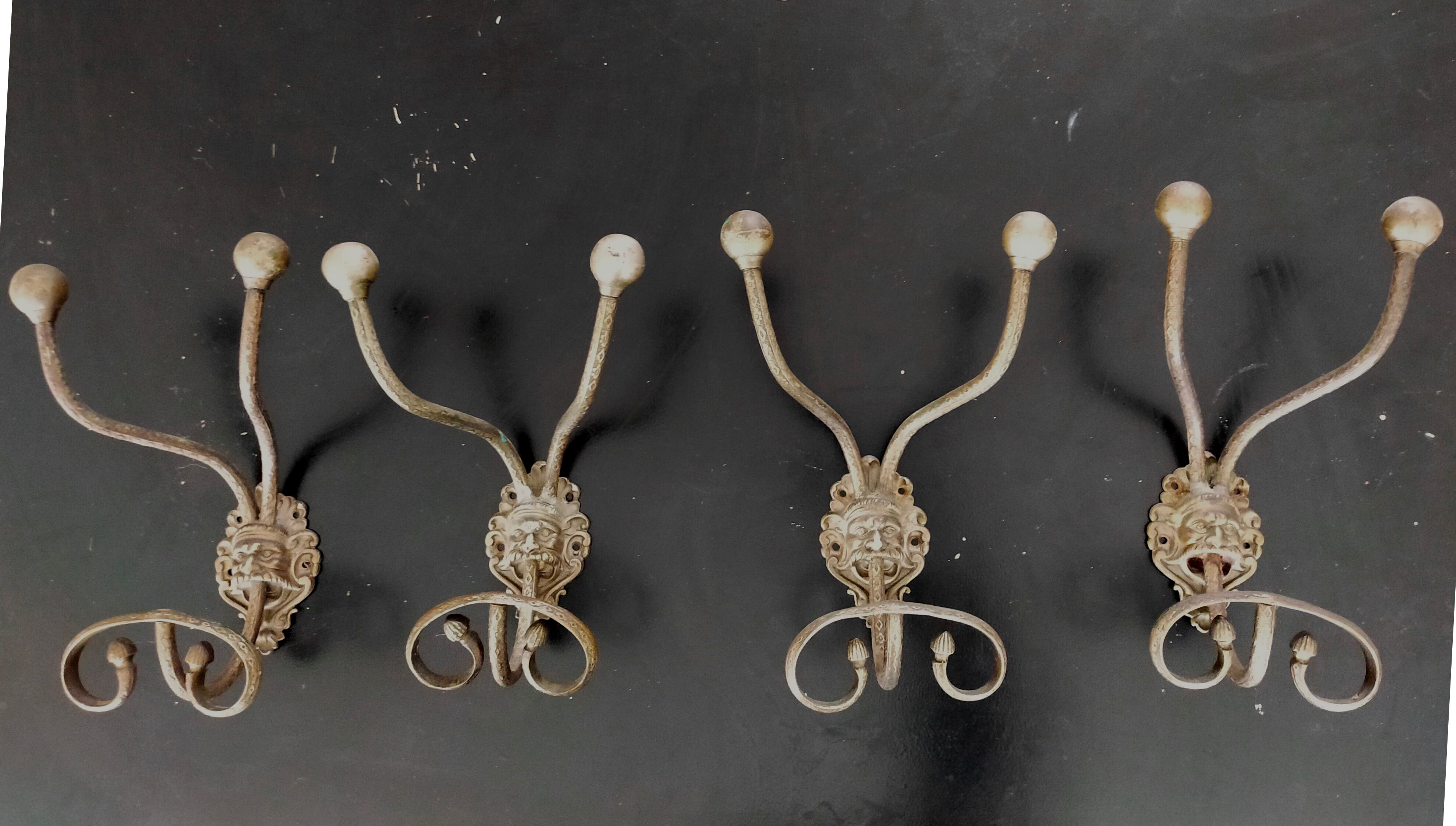 Set of 4 bronze mascaron hooks