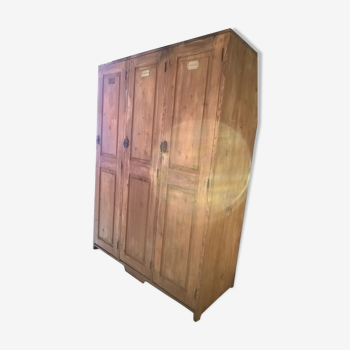 Cloakroom in coated solid wood