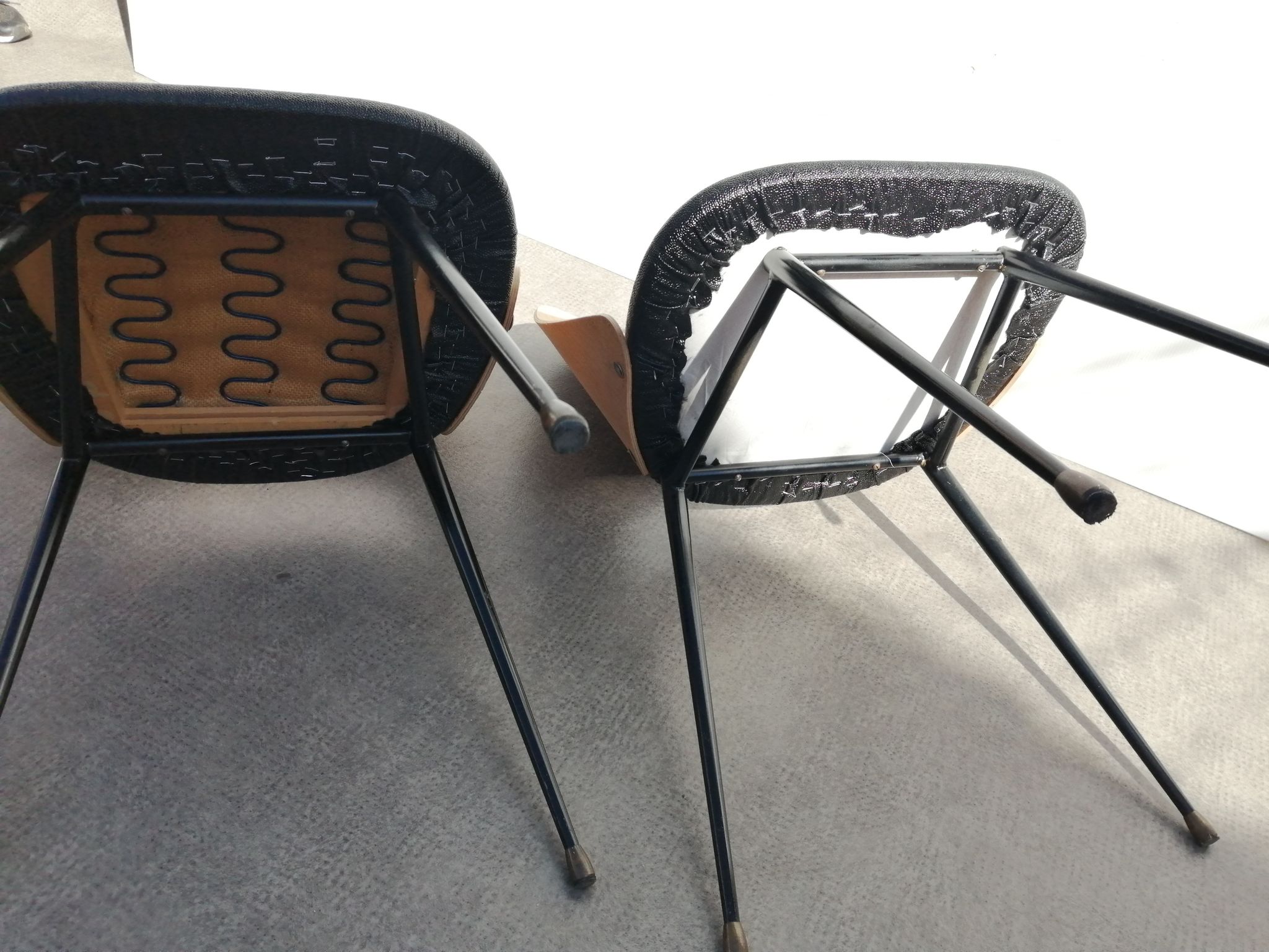 Paire de chaises tonneau bois et skai vintage 1960