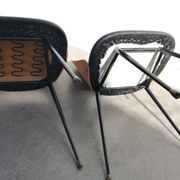 Paire de chaises tonneau bois et skai vintage 1960
