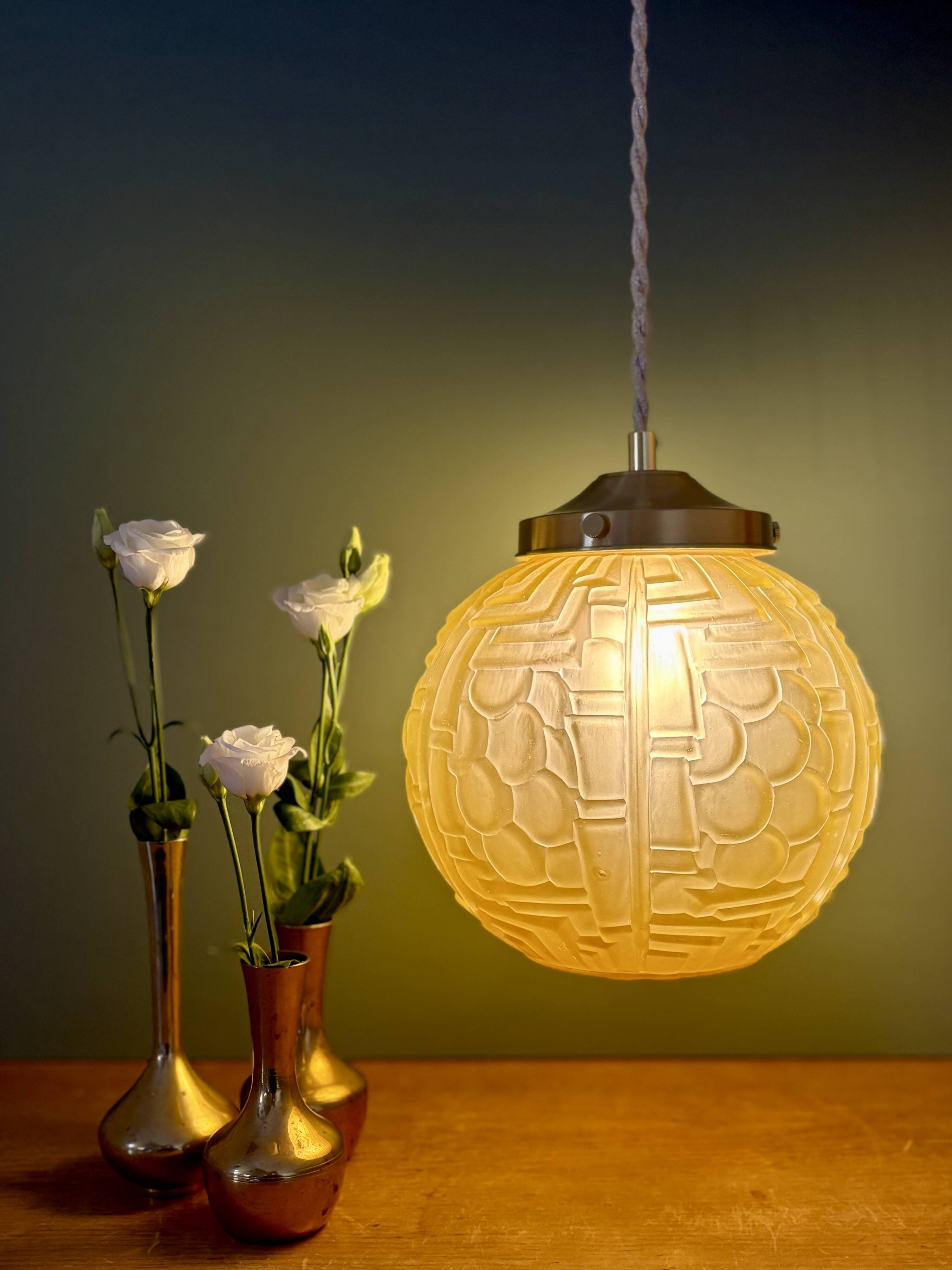 Suspension globe vintage art déco en verre dépoli jaune