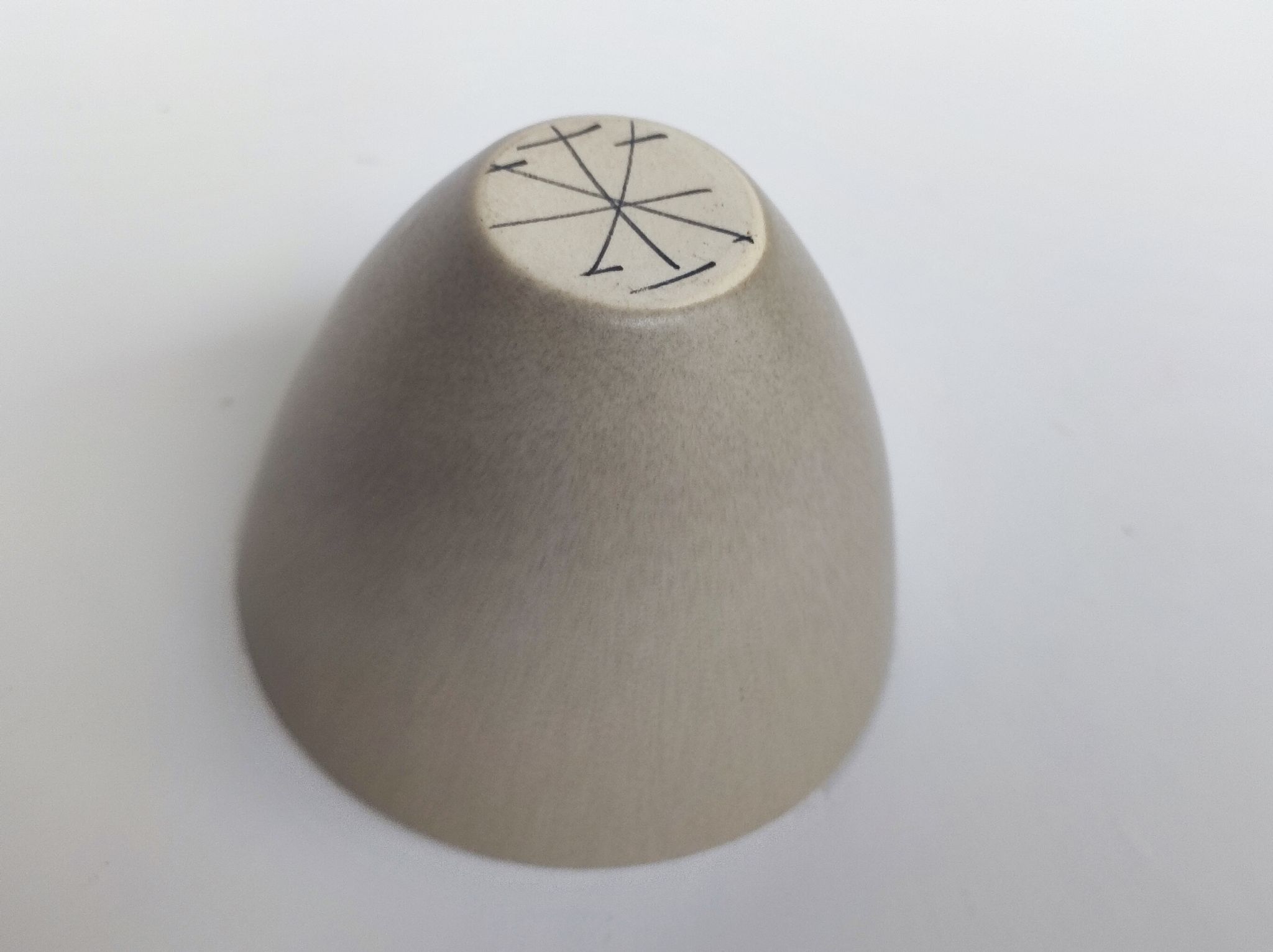 Bol en porcelaine signé