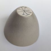 Bol en porcelaine signé