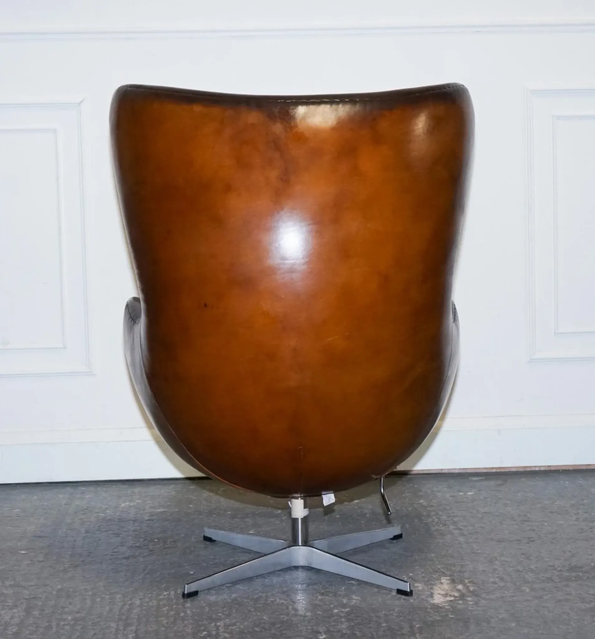 Chaise Egg Vintage Teintée à la Main en Brun Whisky