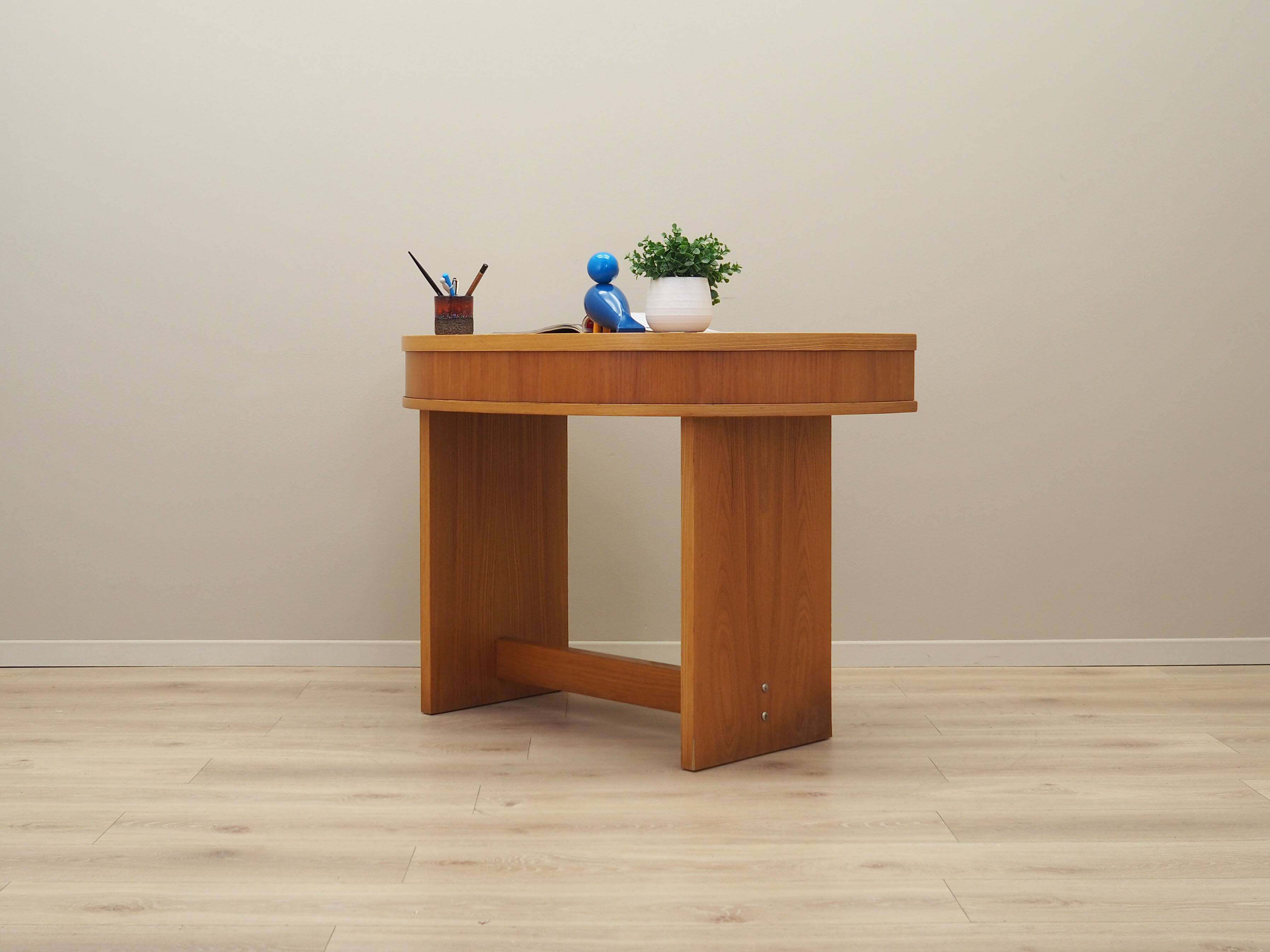 Oak desk, Italian design, 1970s, production: Italy