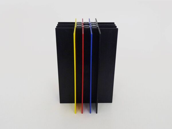 Vase Reg Design Rarities Amsterdam en plexiglas Memphis Milano Années 80