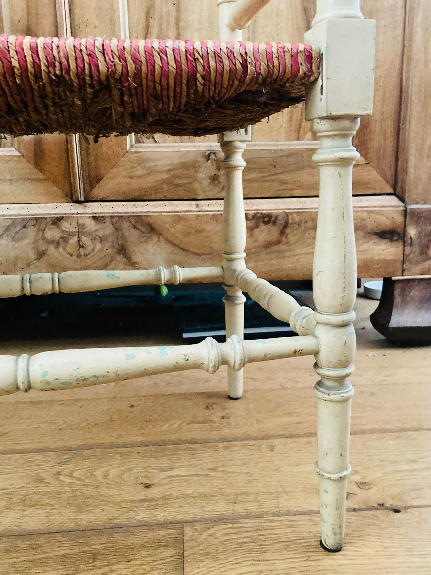 Banquette époque fin XIXe assise en paille colorée structure rechampie