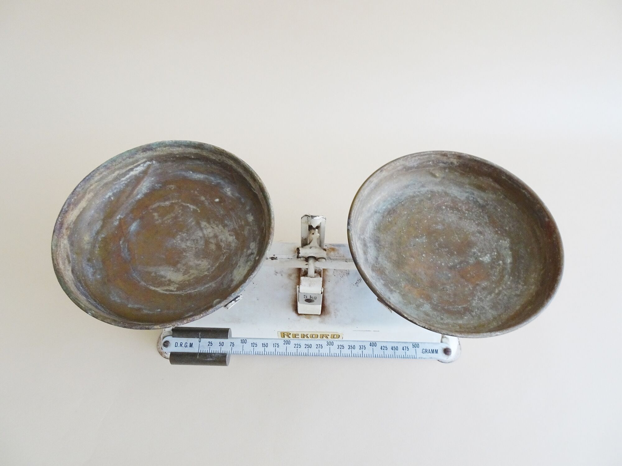 Antique kitchen scales from a record to five kilos, white beam scales with brass plates