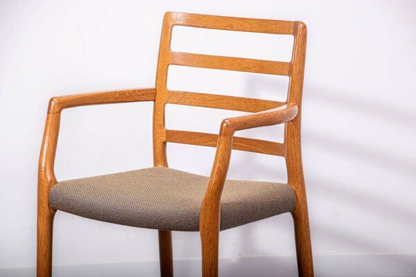 Fauteuils JL Moller modèle 68 en chêne avec tissu d'origine. Fabriqués au Danemark vers 1990.