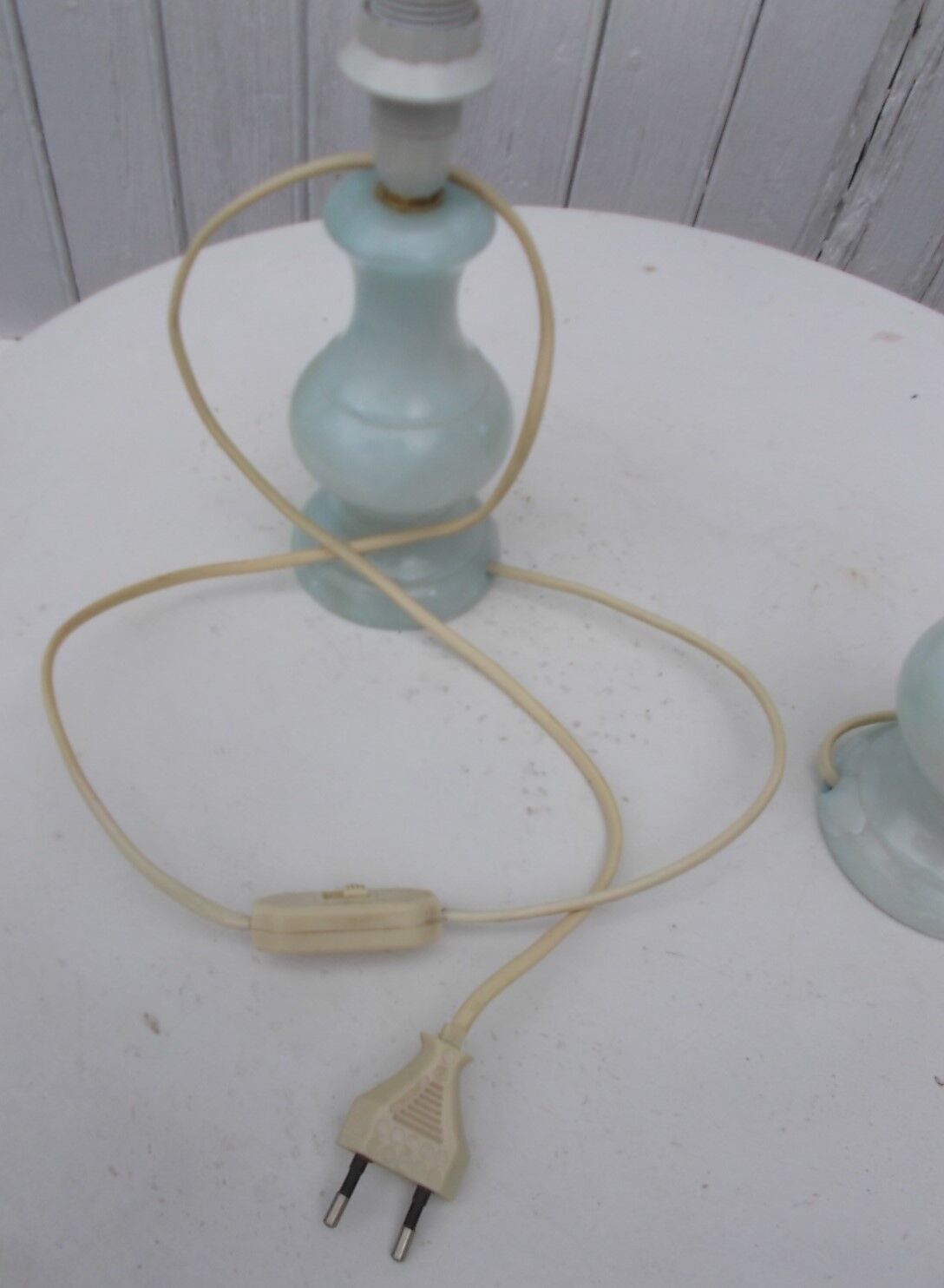 Paire de lampes en albâtre bleu clair