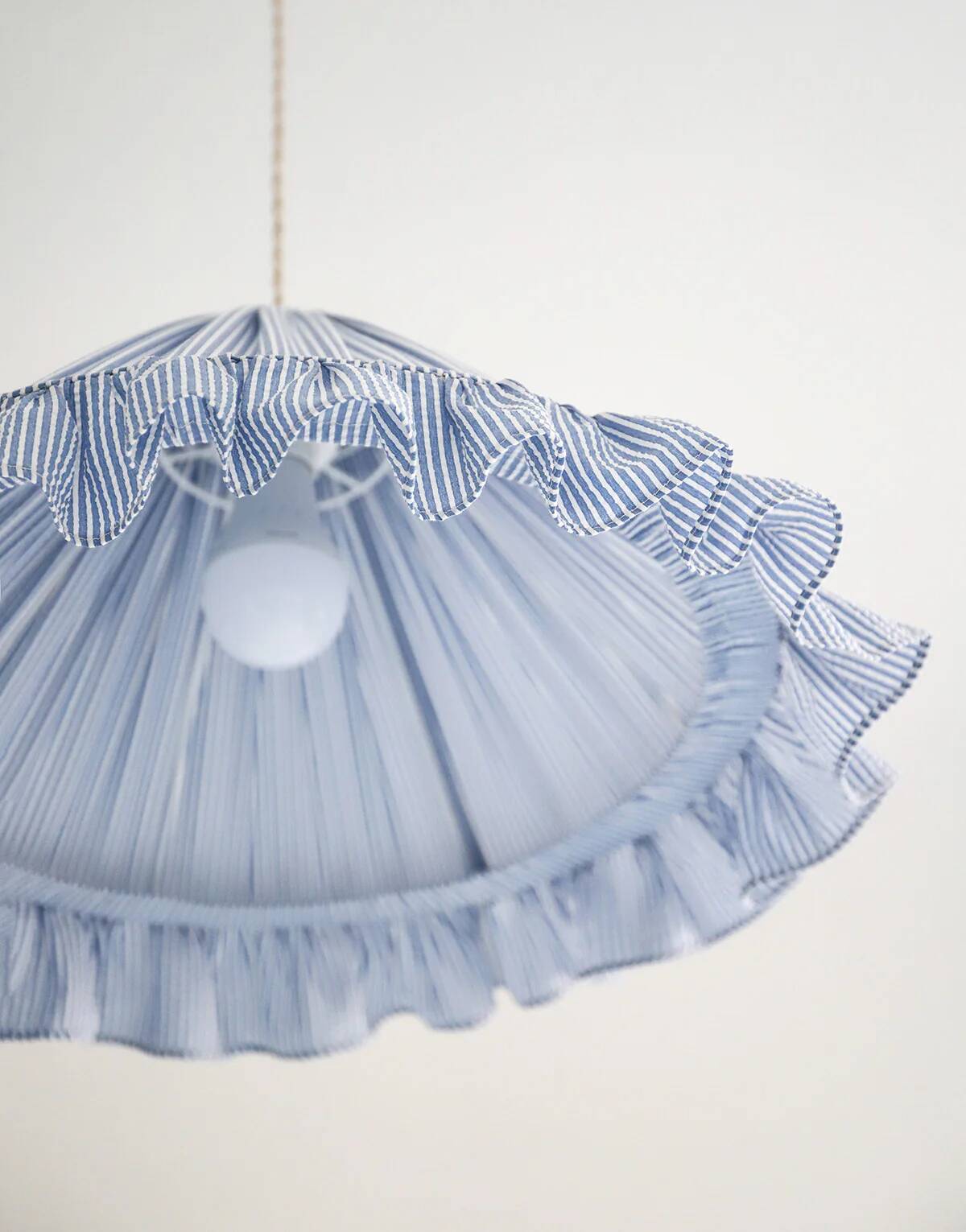 Conical suspension with fine stripes and Emilia "marina" shade.