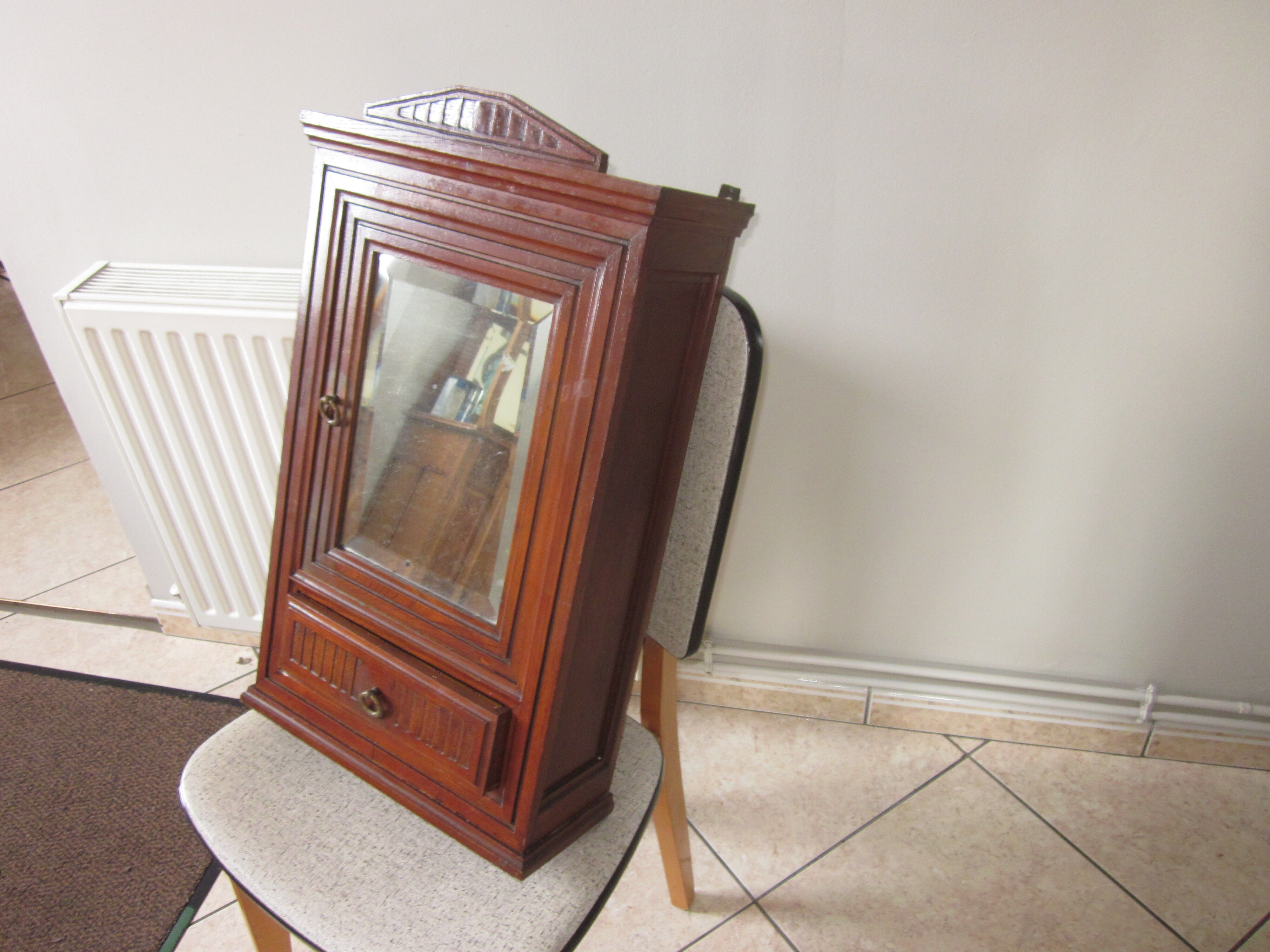 Toilet cabinet of the 1930s