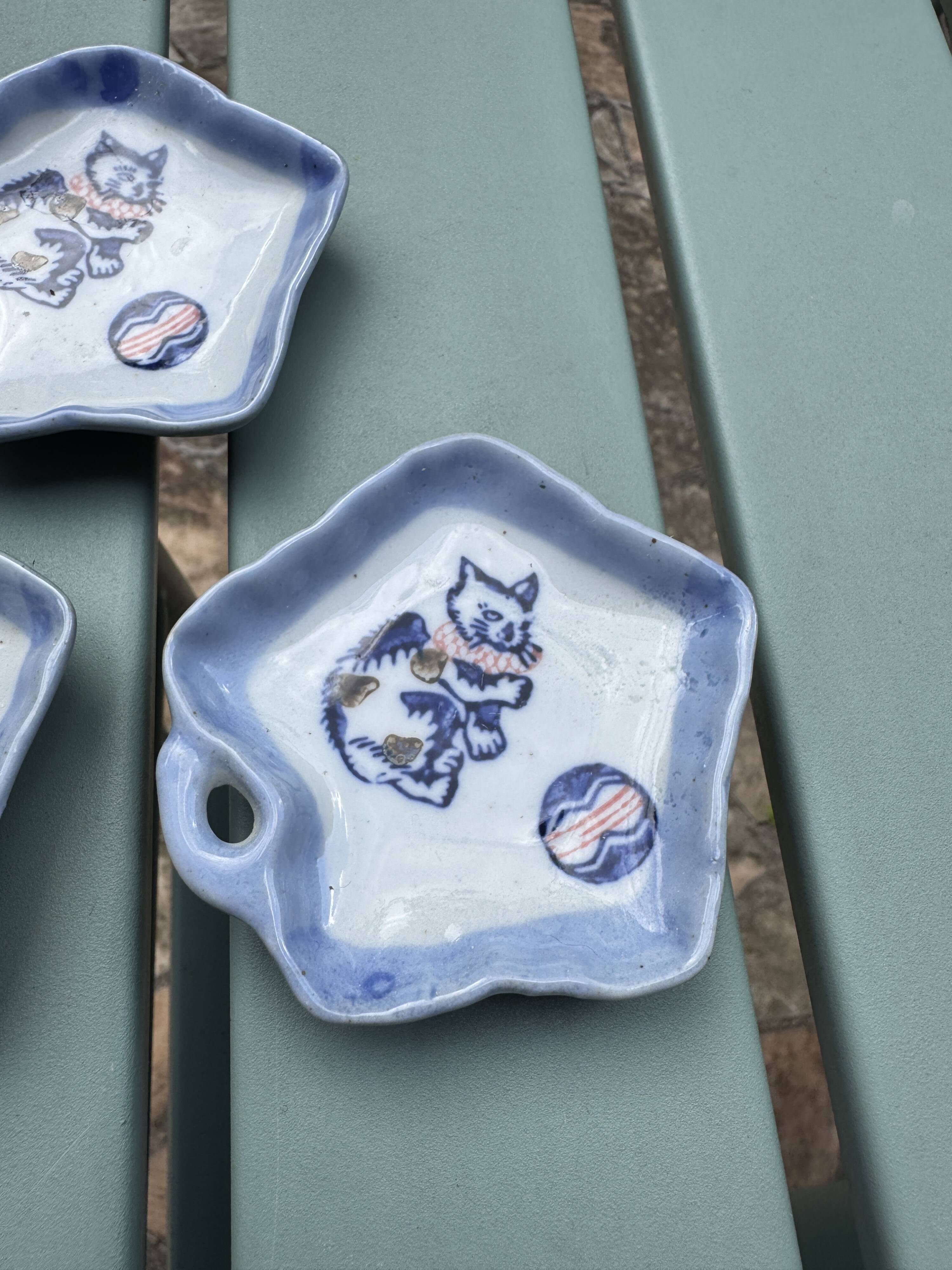 Set of 4 antique Showa period Japanese bowls, adorable.