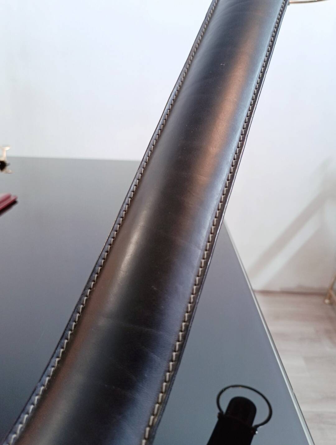 Cobra leather desk lamp by Traso Milano 1988