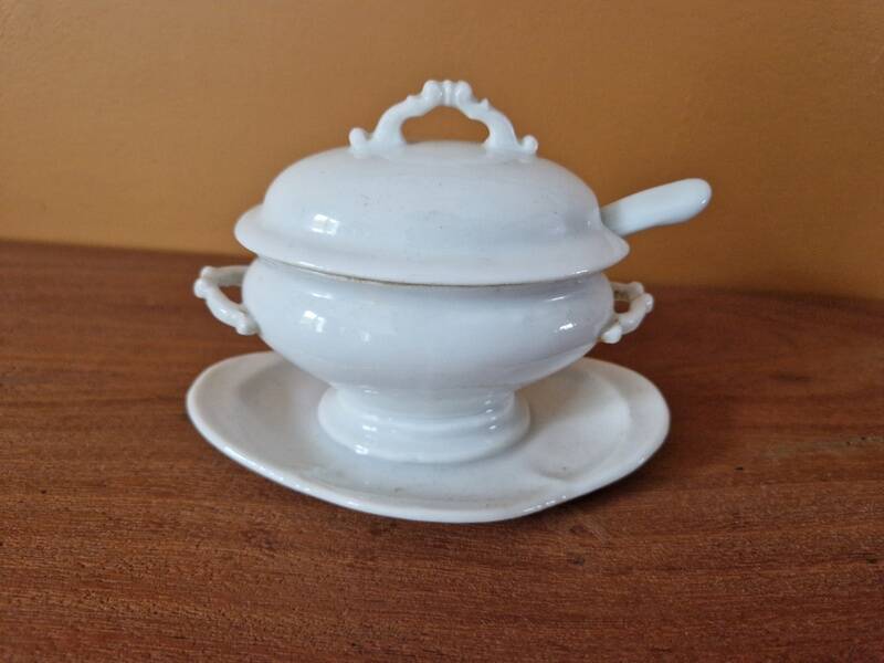 Mustard pot in the shape of a soup tureen made of German or French porcelain.